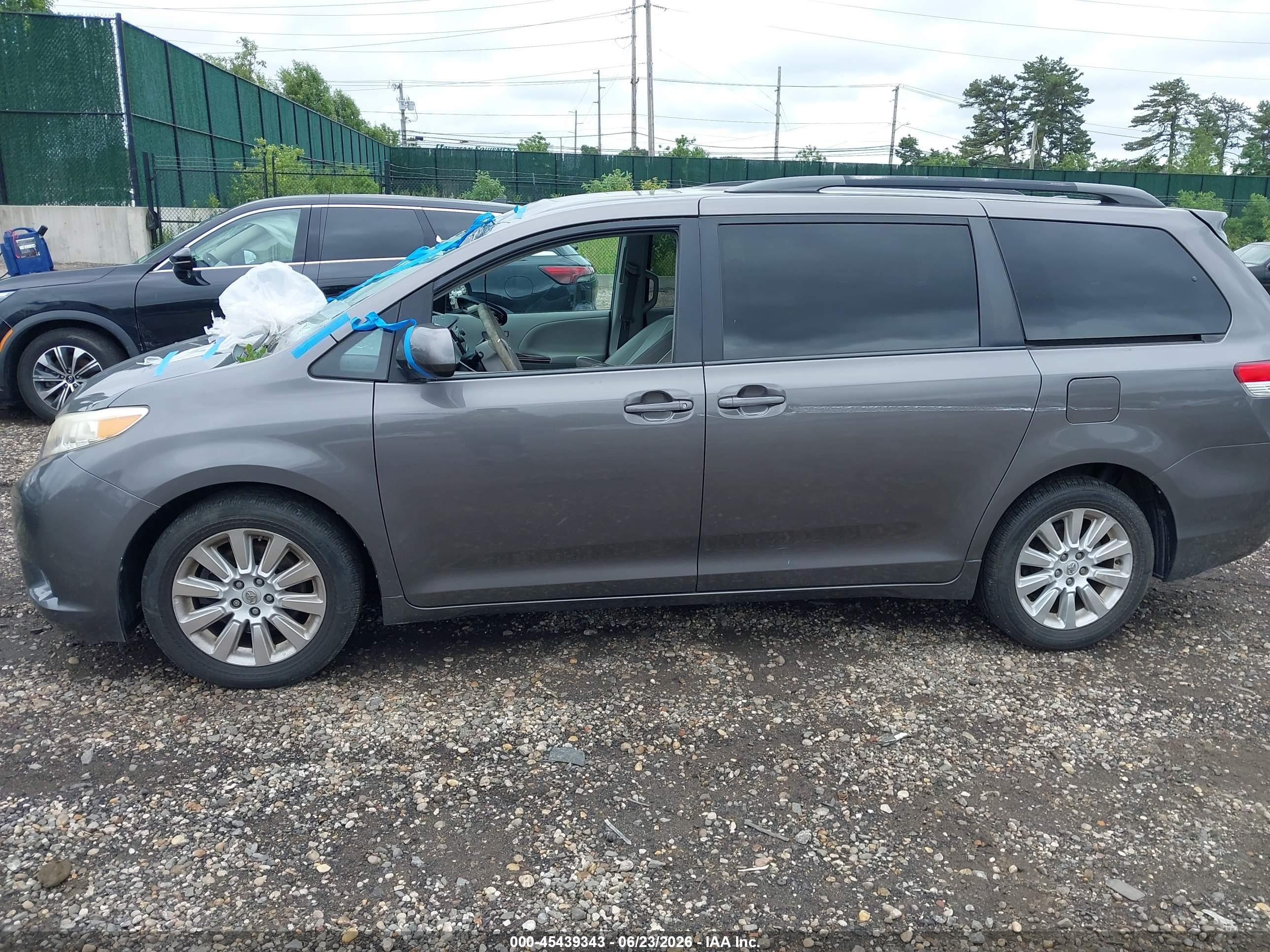 2013 Toyota Sienna Xle 7 Passenger Gray vin: 5TDDK3DCXDS065992