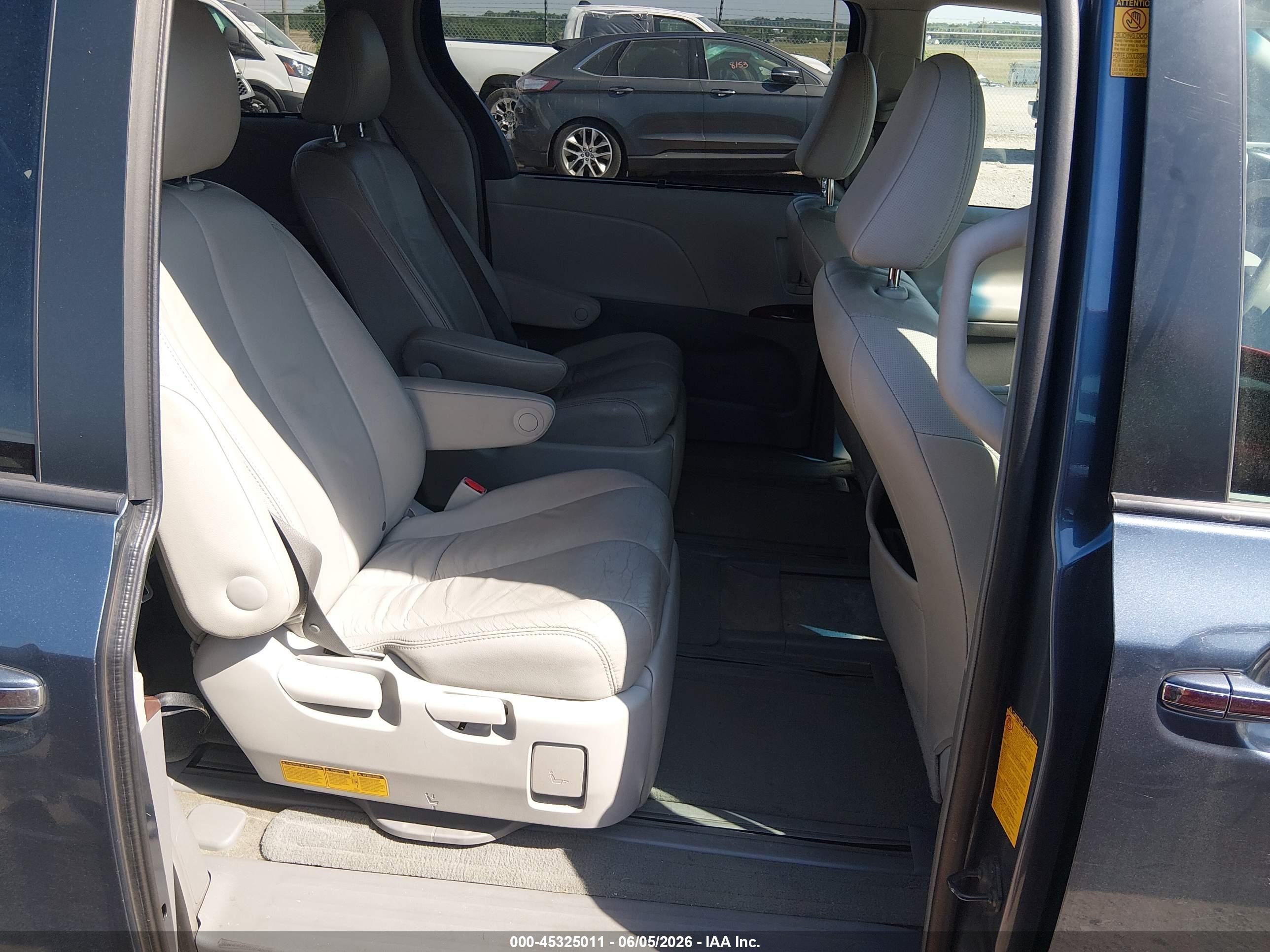 2013 Toyota Sienna Xle 7 Passenger Blue vin: 5TDDK3DCXDS067998