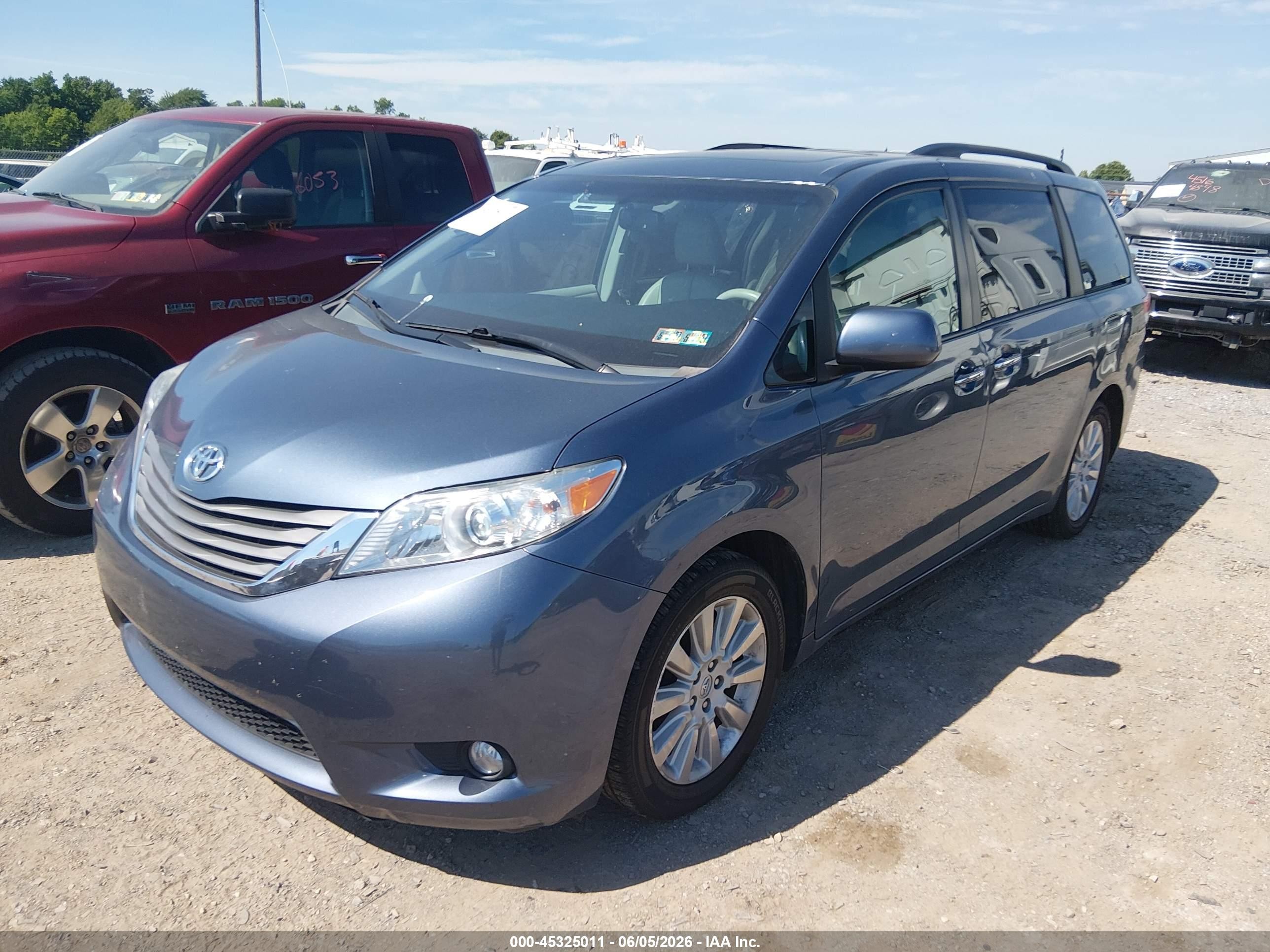 2013 Toyota Sienna Xle 7 Passenger Blue vin: 5TDDK3DCXDS067998
