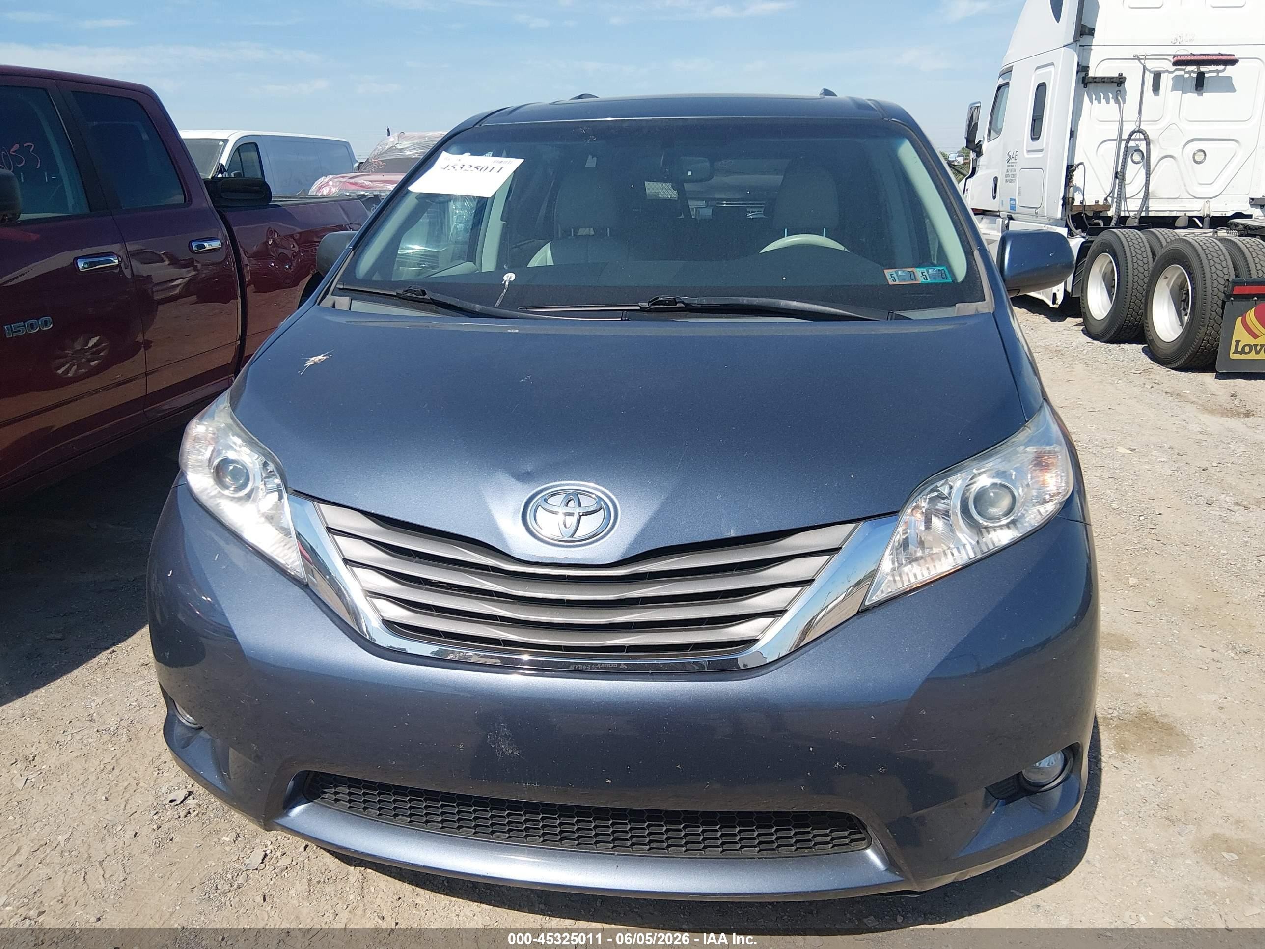 2013 Toyota Sienna Xle 7 Passenger Blue vin: 5TDDK3DCXDS067998