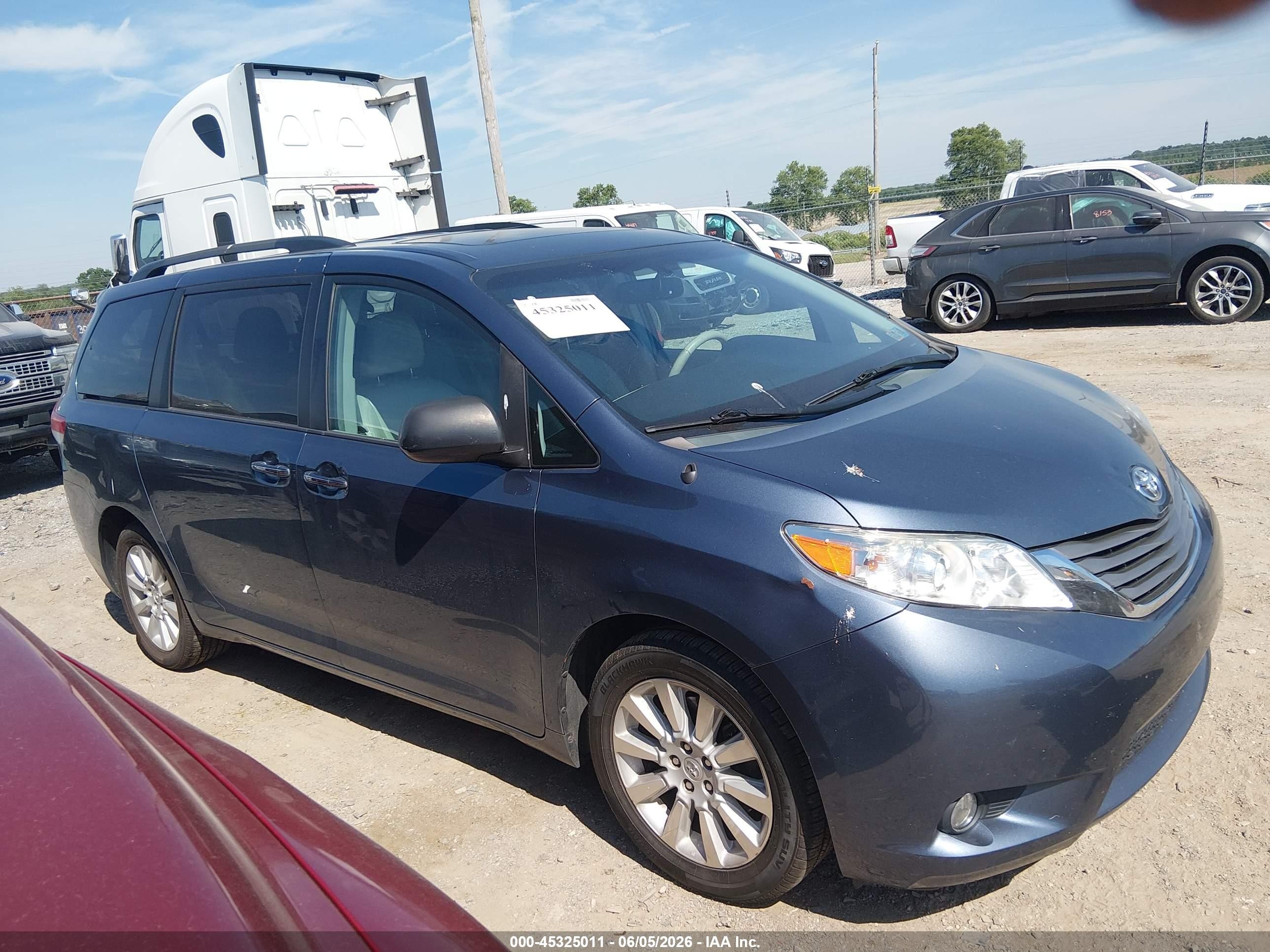 2013 Toyota Sienna Xle 7 Passenger Blue vin: 5TDDK3DCXDS067998