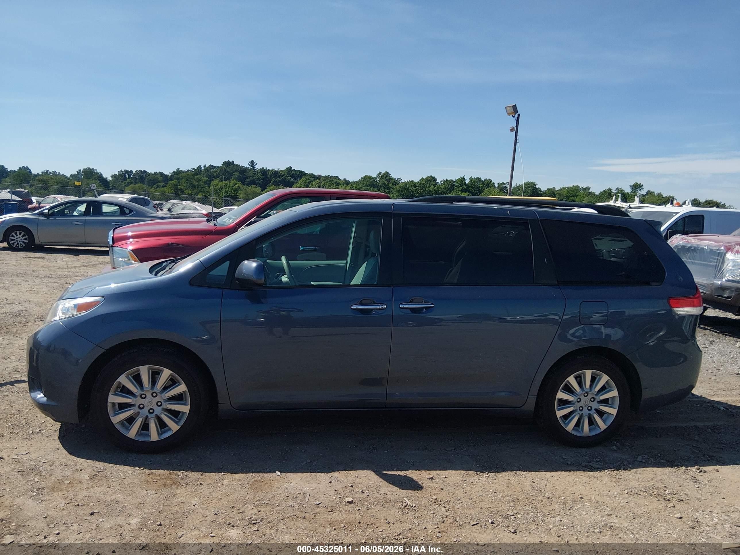 2013 Toyota Sienna Xle 7 Passenger Blue vin: 5TDDK3DCXDS067998