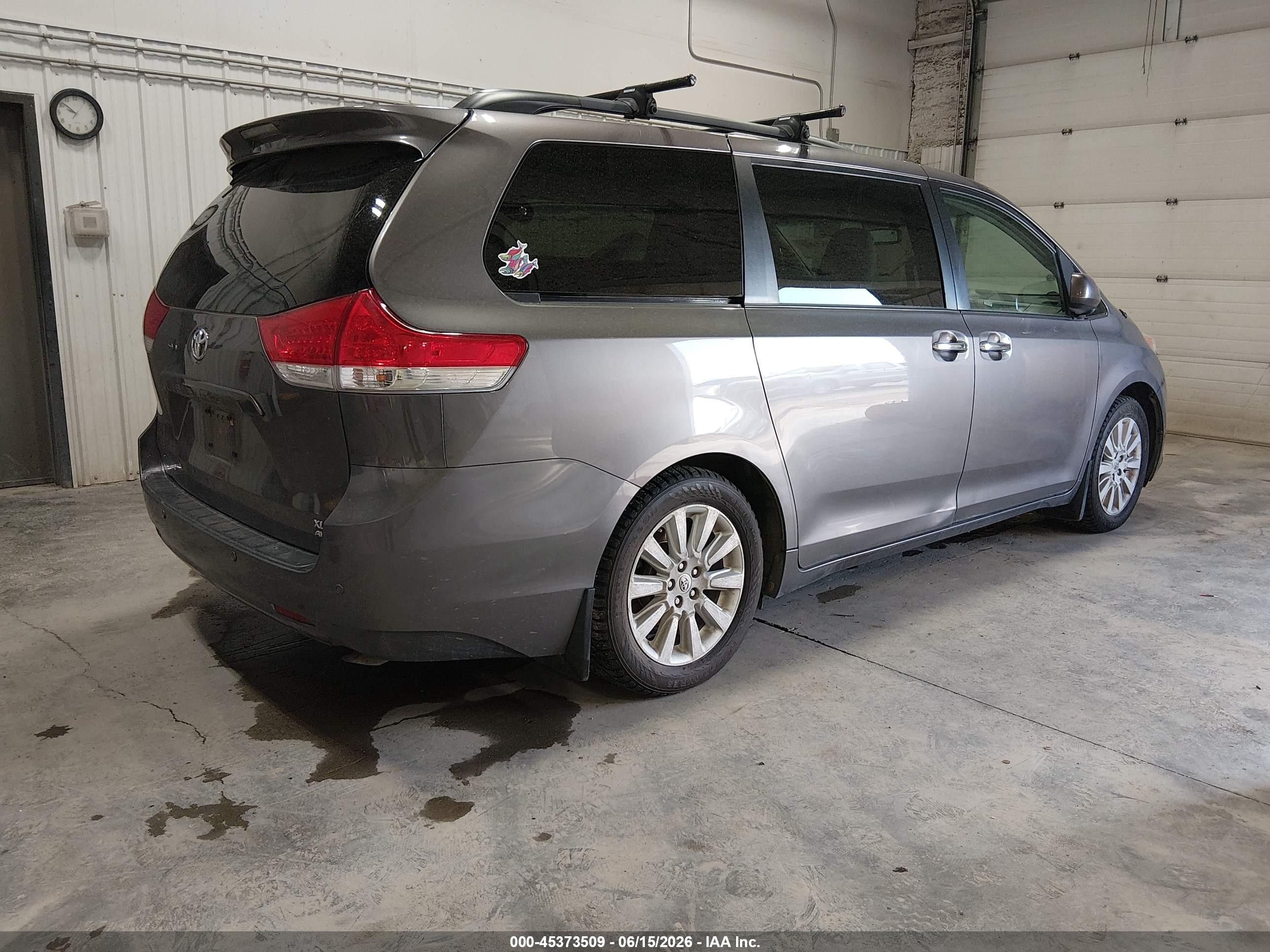 2014 Toyota Sienna Xle 7 Passenger Gray vin: 5TDDK3DCXES082163