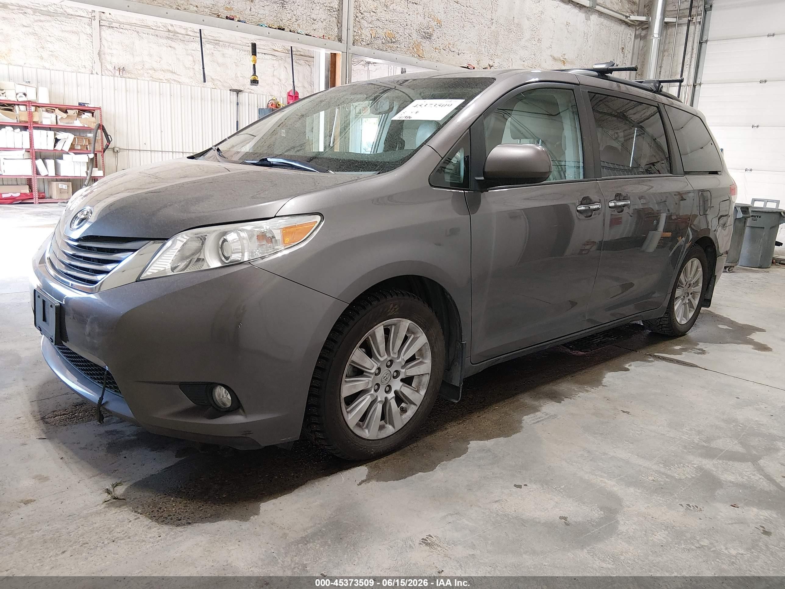 2014 Toyota Sienna Xle 7 Passenger Gray vin: 5TDDK3DCXES082163