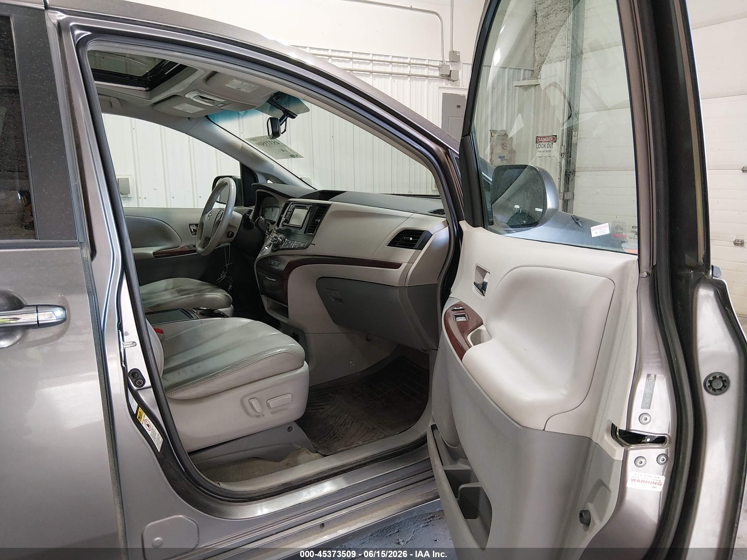 2014 Toyota Sienna Xle 7 Passenger Gray vin: 5TDDK3DCXES082163