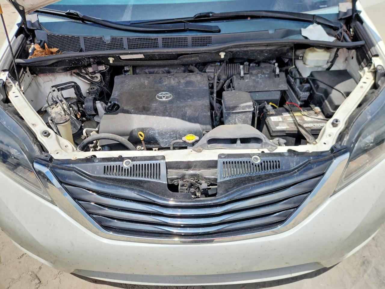 2015 Toyota Sienna Xle 7-passenger White vin: 5TDDK3DCXFS097148