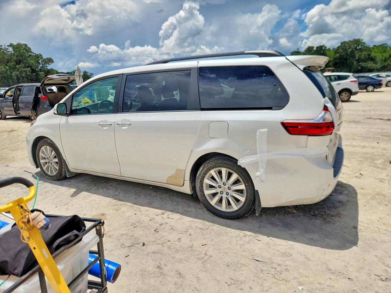 2015 Toyota Sienna Xle 7-passenger White vin: 5TDDK3DCXFS097148