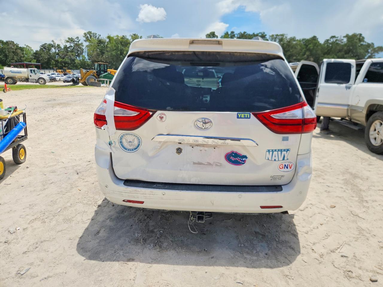 2015 Toyota Sienna Xle 7-passenger White vin: 5TDDK3DCXFS097148