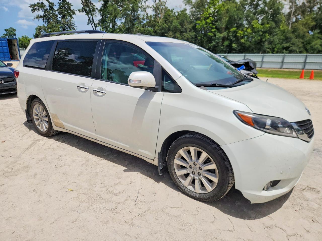 2015 Toyota Sienna Xle 7-passenger White vin: 5TDDK3DCXFS097148