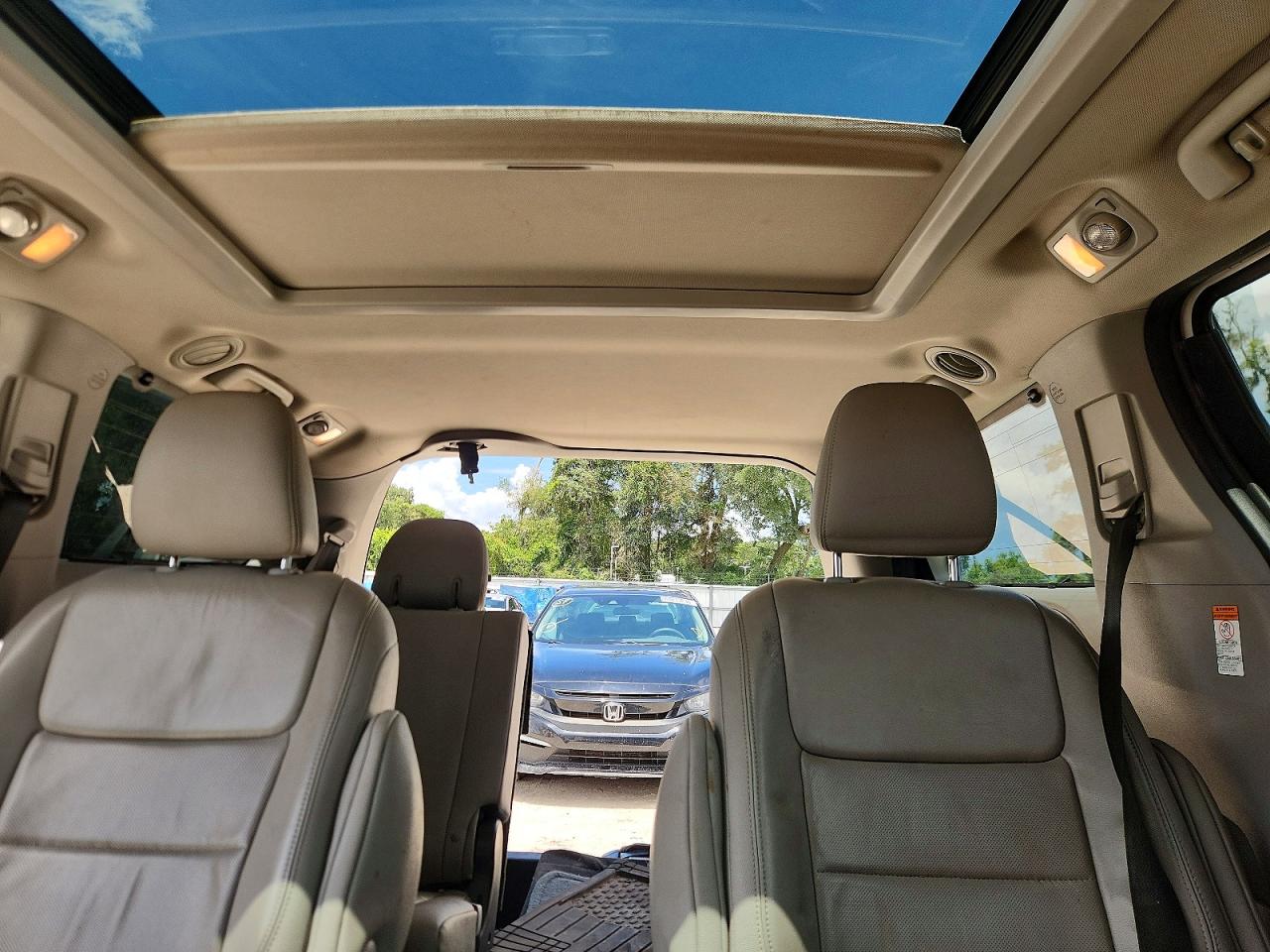 2015 Toyota Sienna Xle 7-passenger White vin: 5TDDK3DCXFS097148