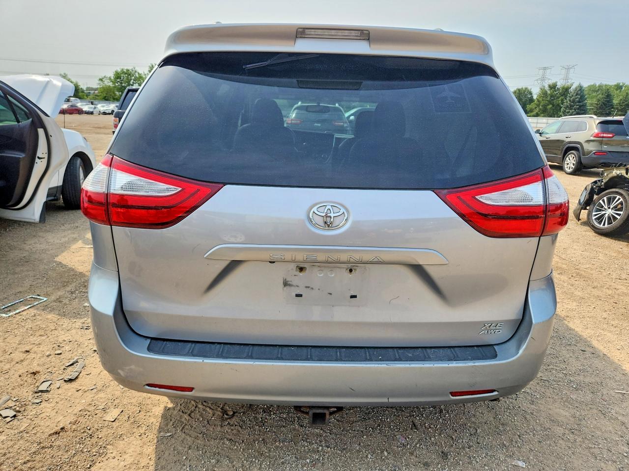 2015 Toyota Sienna Xle 7-passenger Серебряный vin: 5TDDK3DCXFS120220