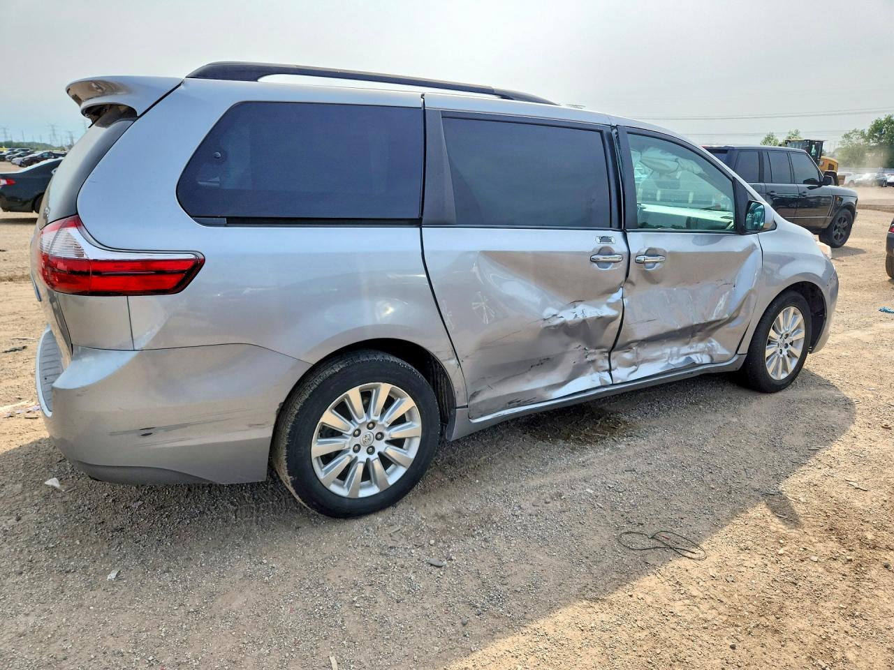 2015 Toyota Sienna Xle 7-passenger Серебряный vin: 5TDDK3DCXFS120220