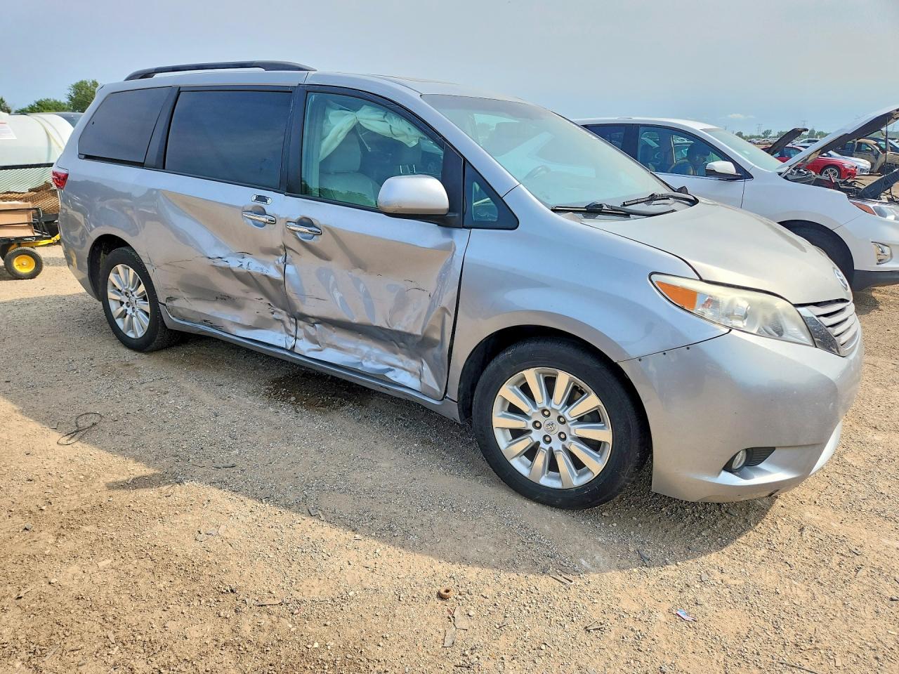 2015 Toyota Sienna Xle 7-passenger Серебряный vin: 5TDDK3DCXFS120220