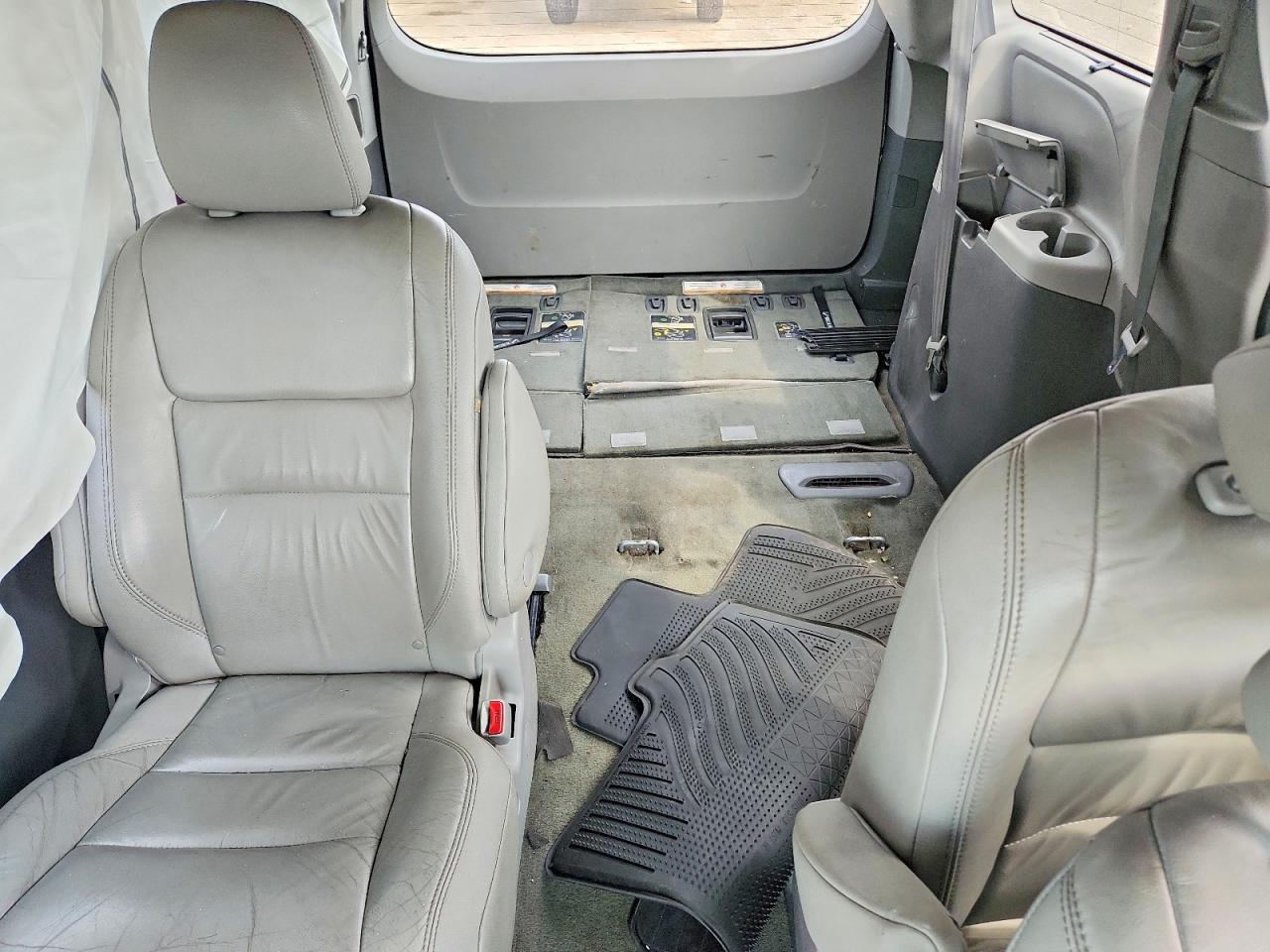 2015 Toyota Sienna Xle 7-passenger Серебряный vin: 5TDDK3DCXFS120220