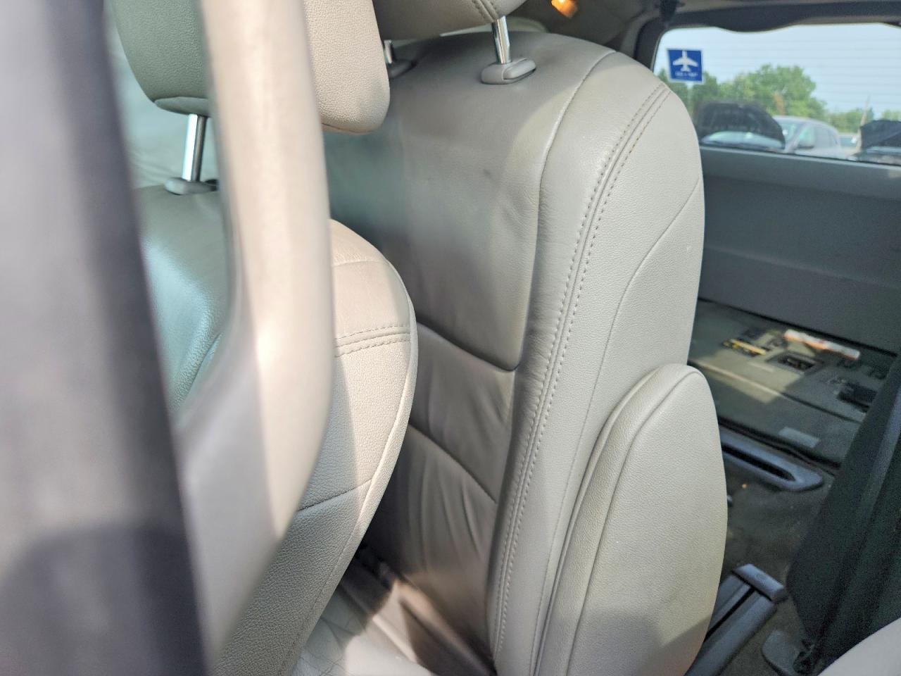 2015 Toyota Sienna Xle 7-passenger Серебряный vin: 5TDDK3DCXFS120220