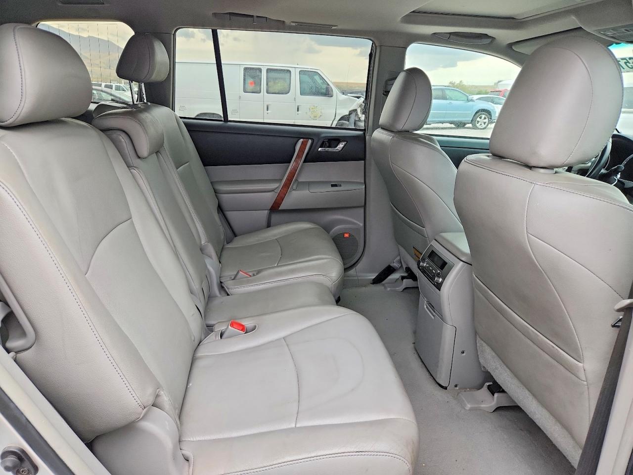 2010 Toyota Highlander Limited Silver vin: 5TDDK3EH1AS001670