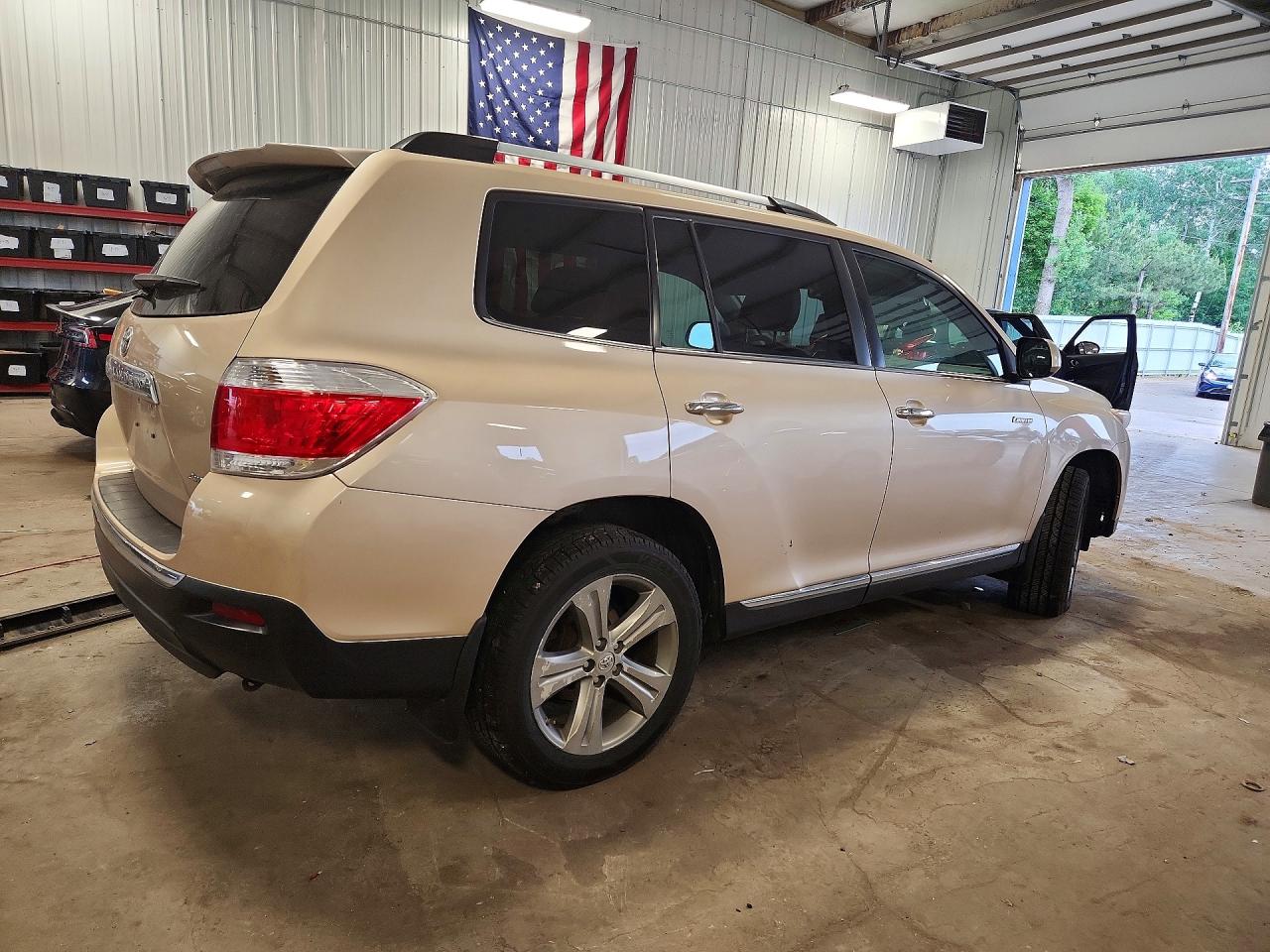 2011 Toyota Highlander Limited Tan vin: 5TDDK3EH1BS085913