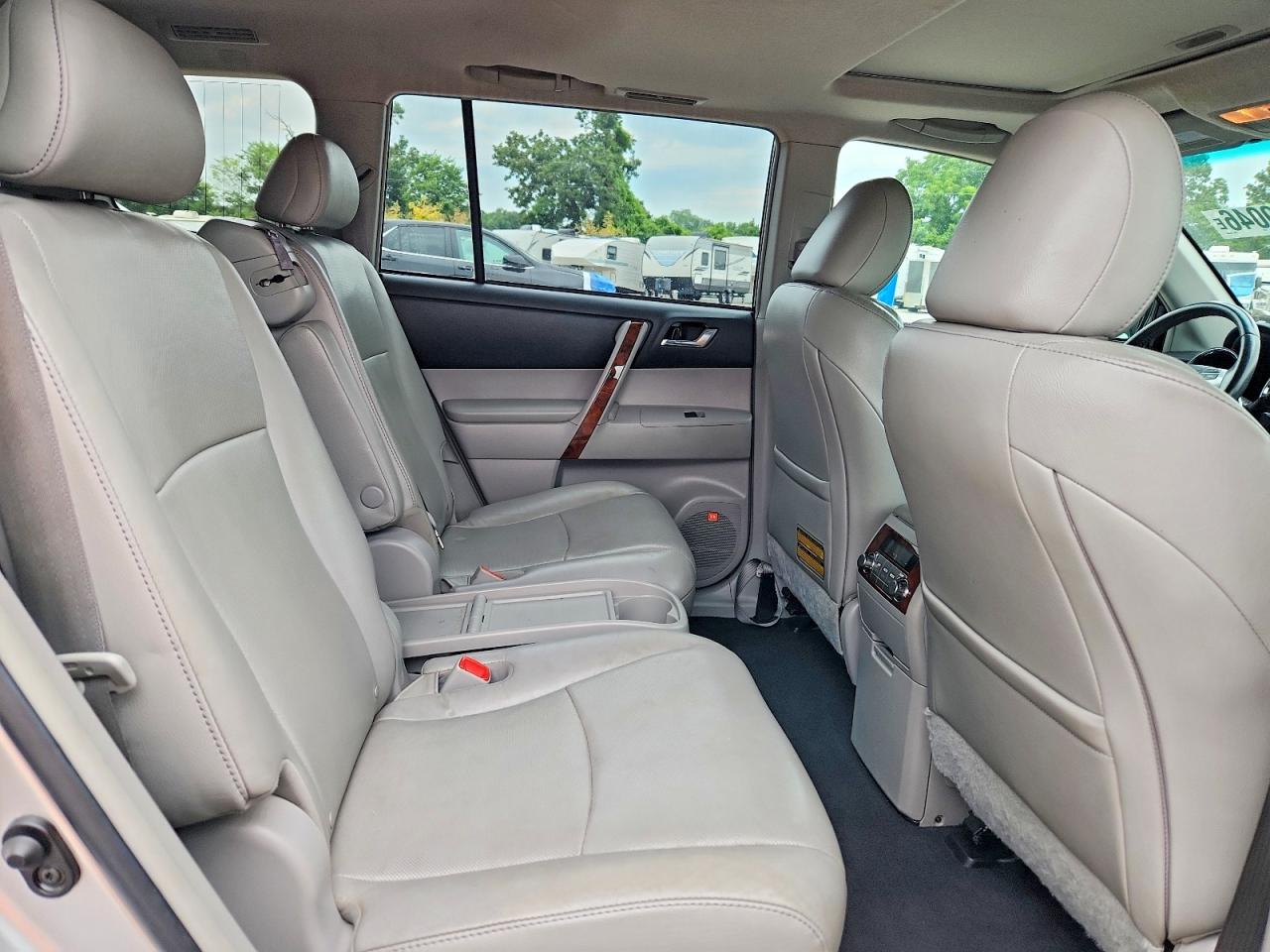 2011 Toyota Highlander Limited Silver vin: 5TDDK3EH3BS092944