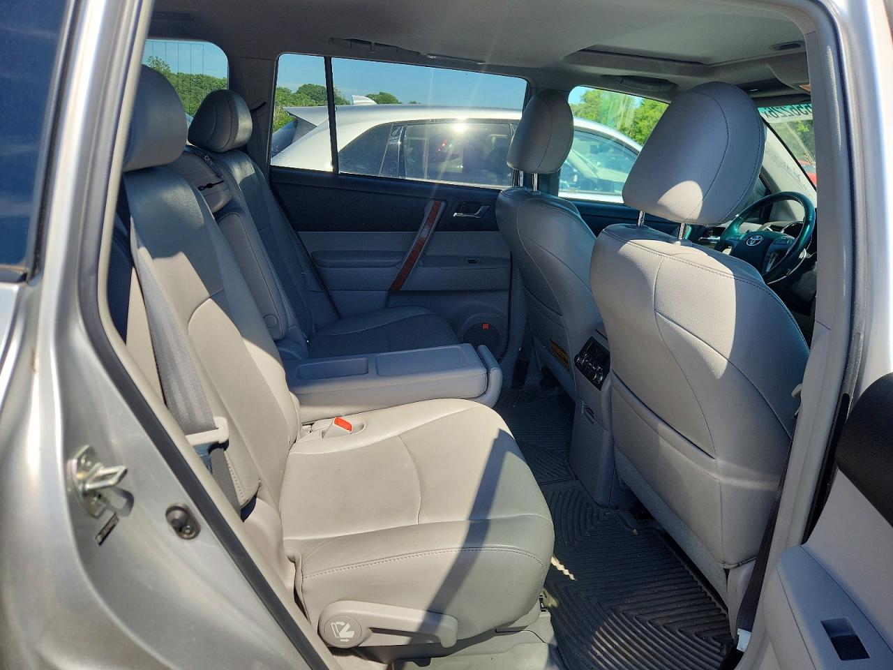 2010 Toyota Highlander Limited Silver vin: 5TDDK3EH4AS022531