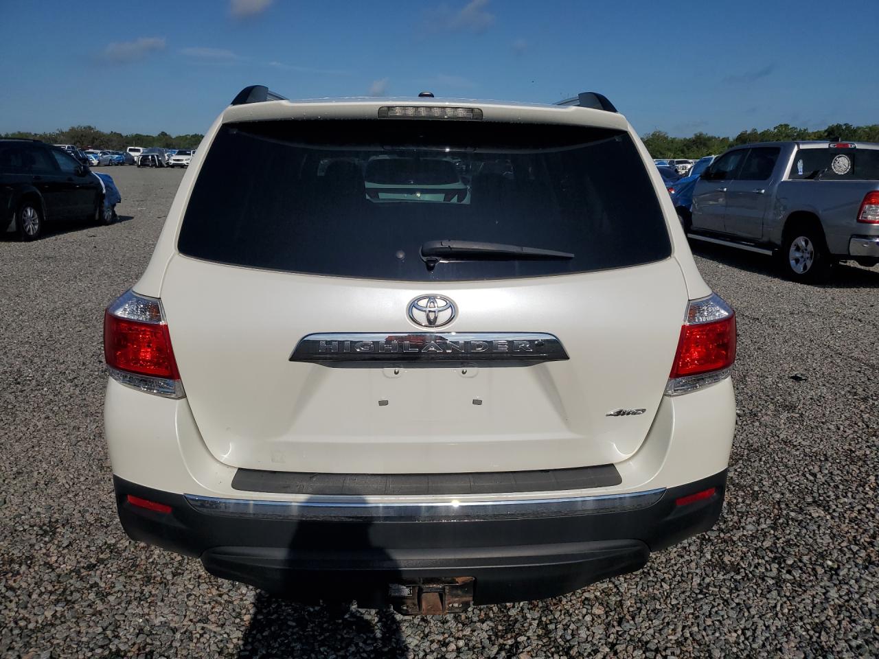 2012 Toyota Highlander Base White vin: 5TDDK3EH5CS161621