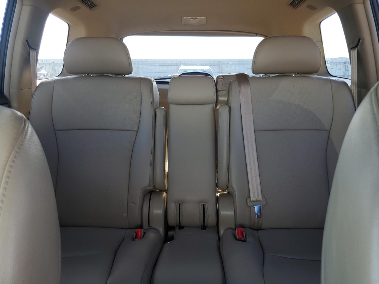 2012 Toyota Highlander Base White vin: 5TDDK3EH5CS161621