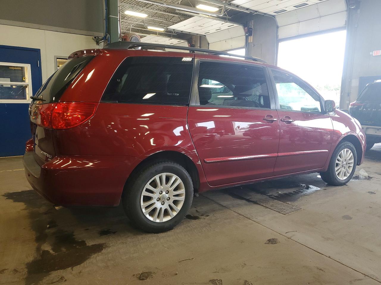 2010 Toyota Sienna Xle Red vin: 5TDDK4CC1AS030311