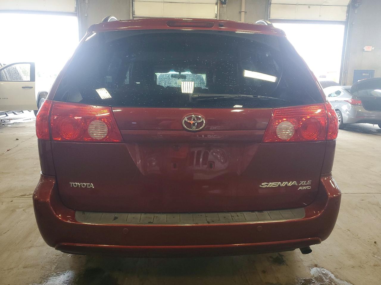 2010 Toyota Sienna Xle Red vin: 5TDDK4CC1AS030311