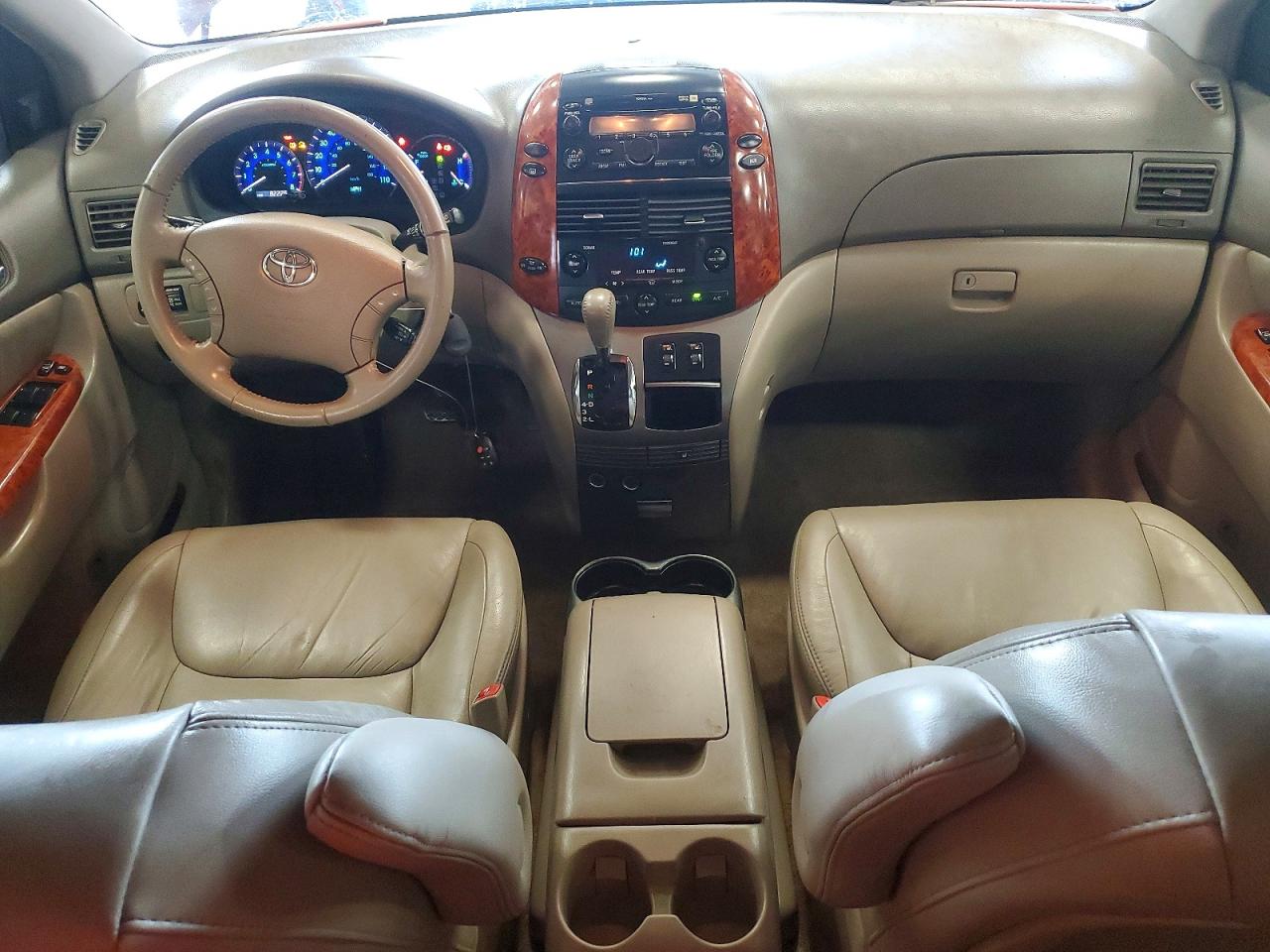 2010 Toyota Sienna Xle Red vin: 5TDDK4CC1AS030311