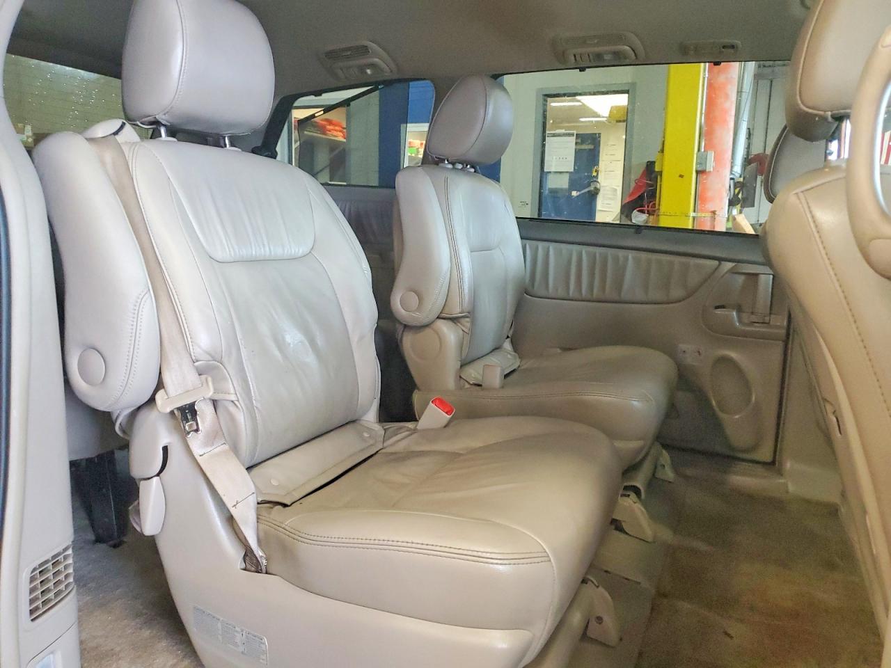 2010 Toyota Sienna Xle Red vin: 5TDDK4CC1AS030311