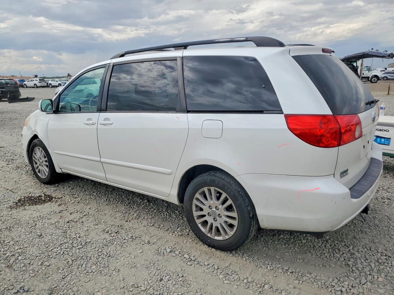 2010 Toyota Sienna Xle White vin: 5TDDK4CC4AS033705
