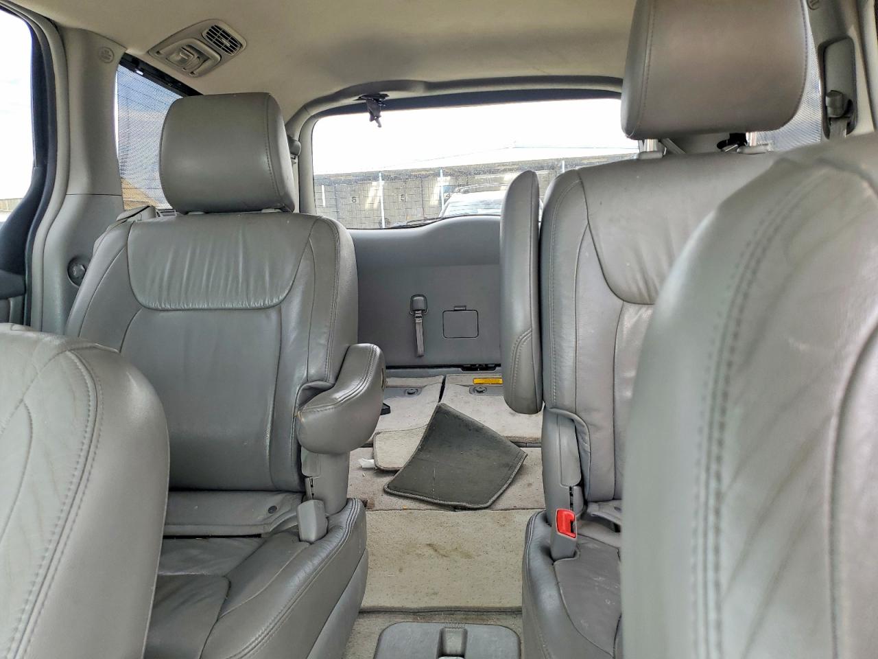 2010 Toyota Sienna Xle White vin: 5TDDK4CC4AS033705