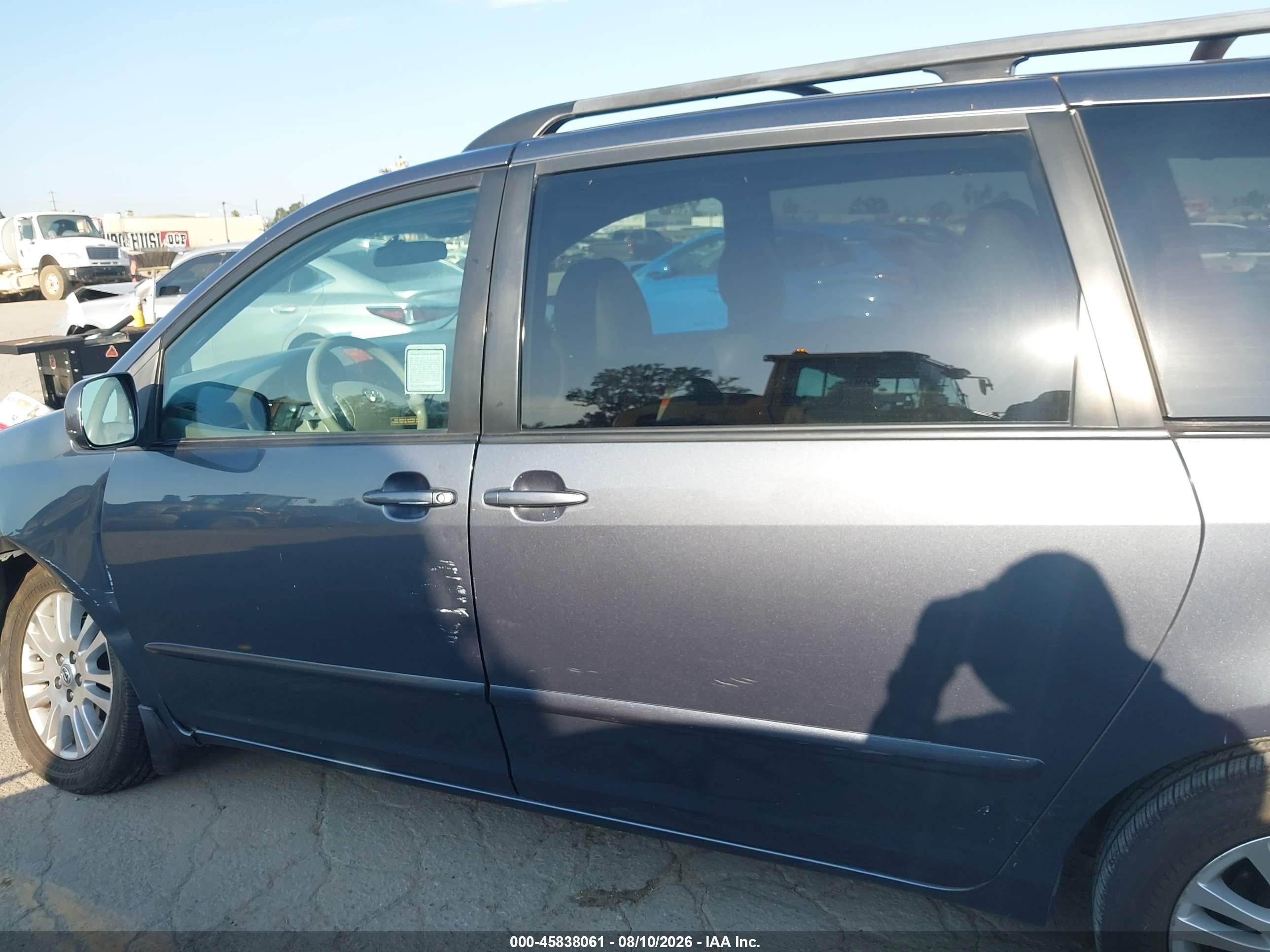 2010 Toyota Sienna Xle Gray vin: 5TDDK4CC5AS032966