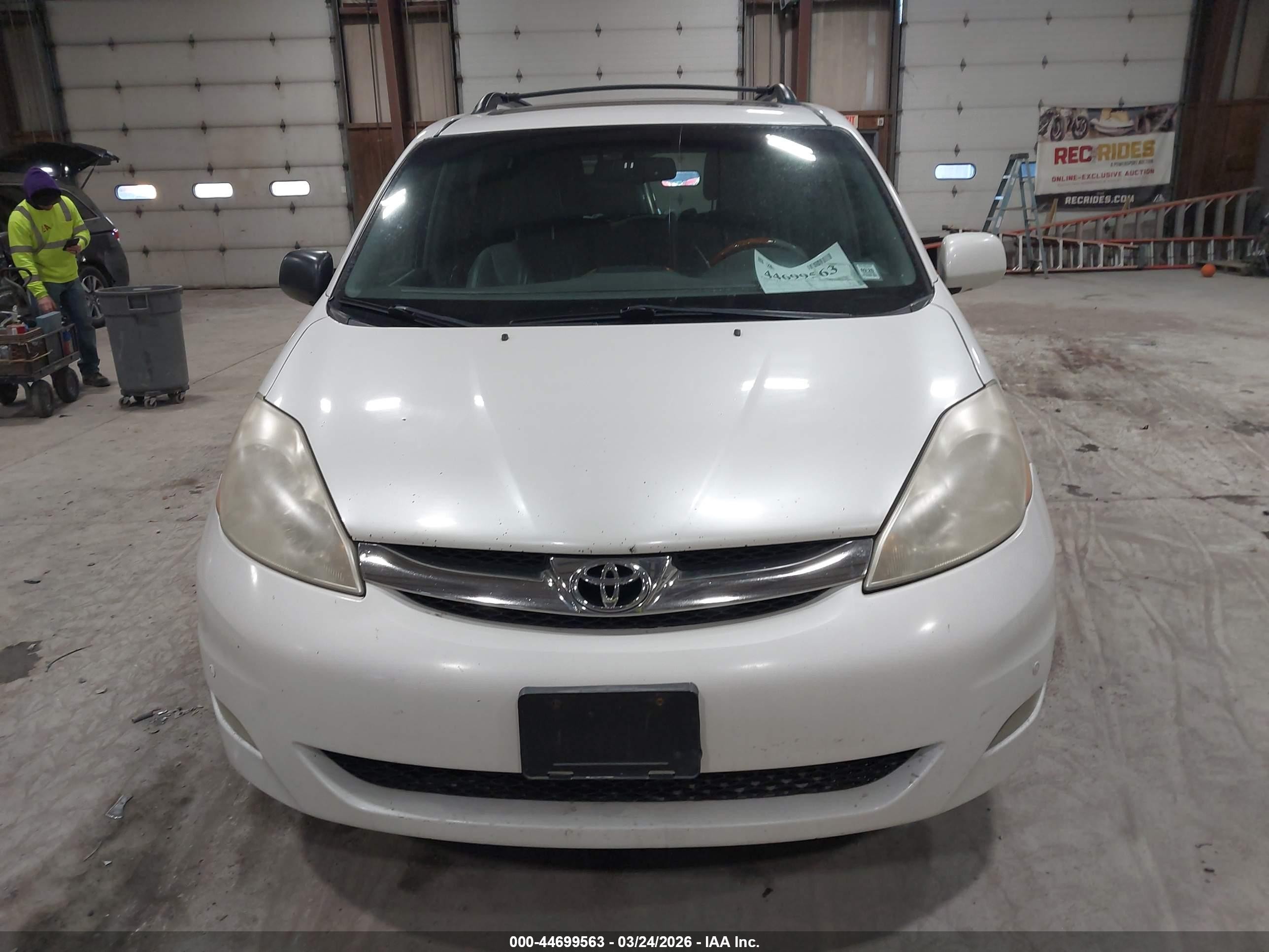 2010 Toyota Sienna Limited White vin: 5TDDK4CC7AS030460