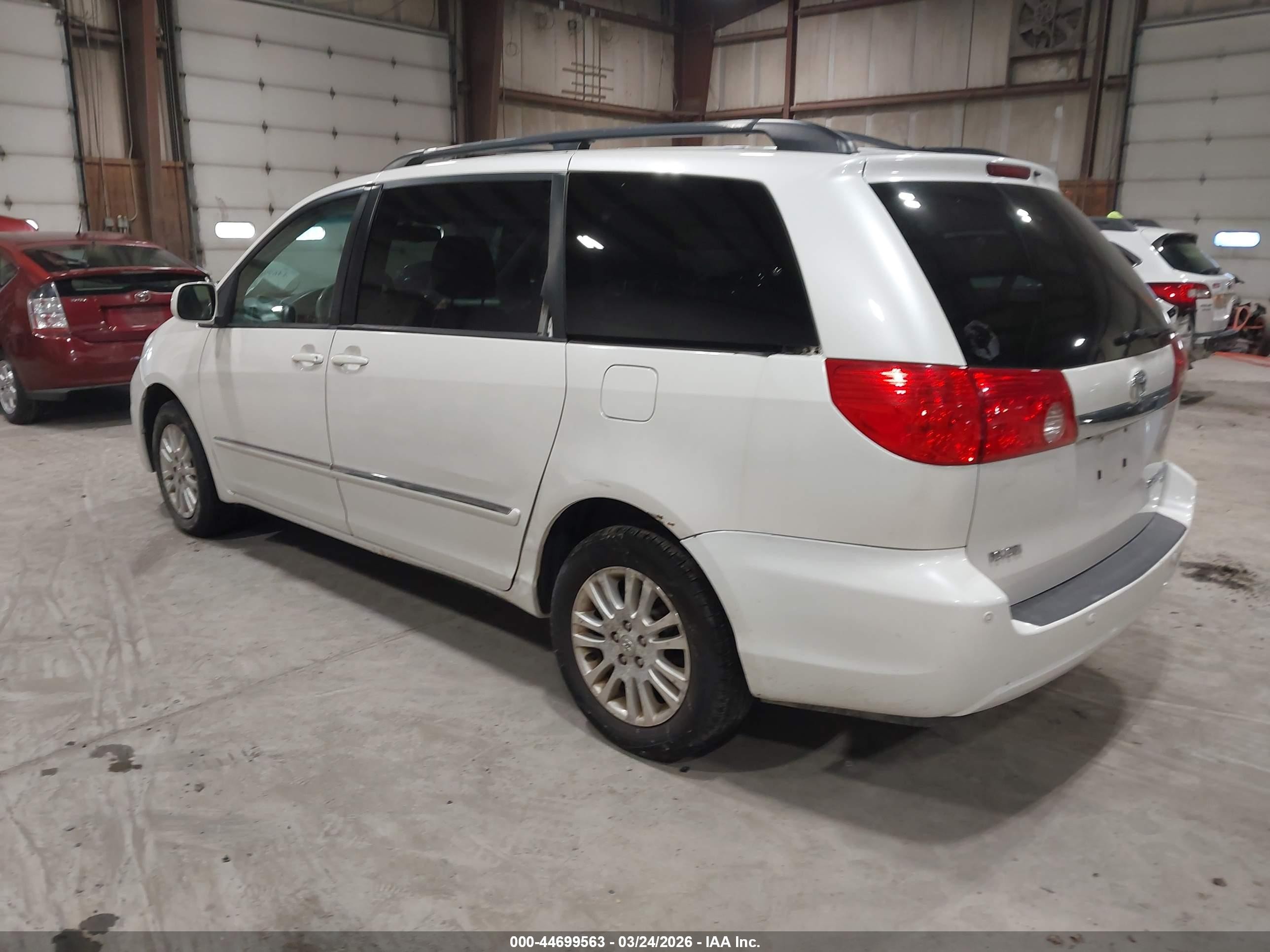 2010 Toyota Sienna Limited White vin: 5TDDK4CC7AS030460