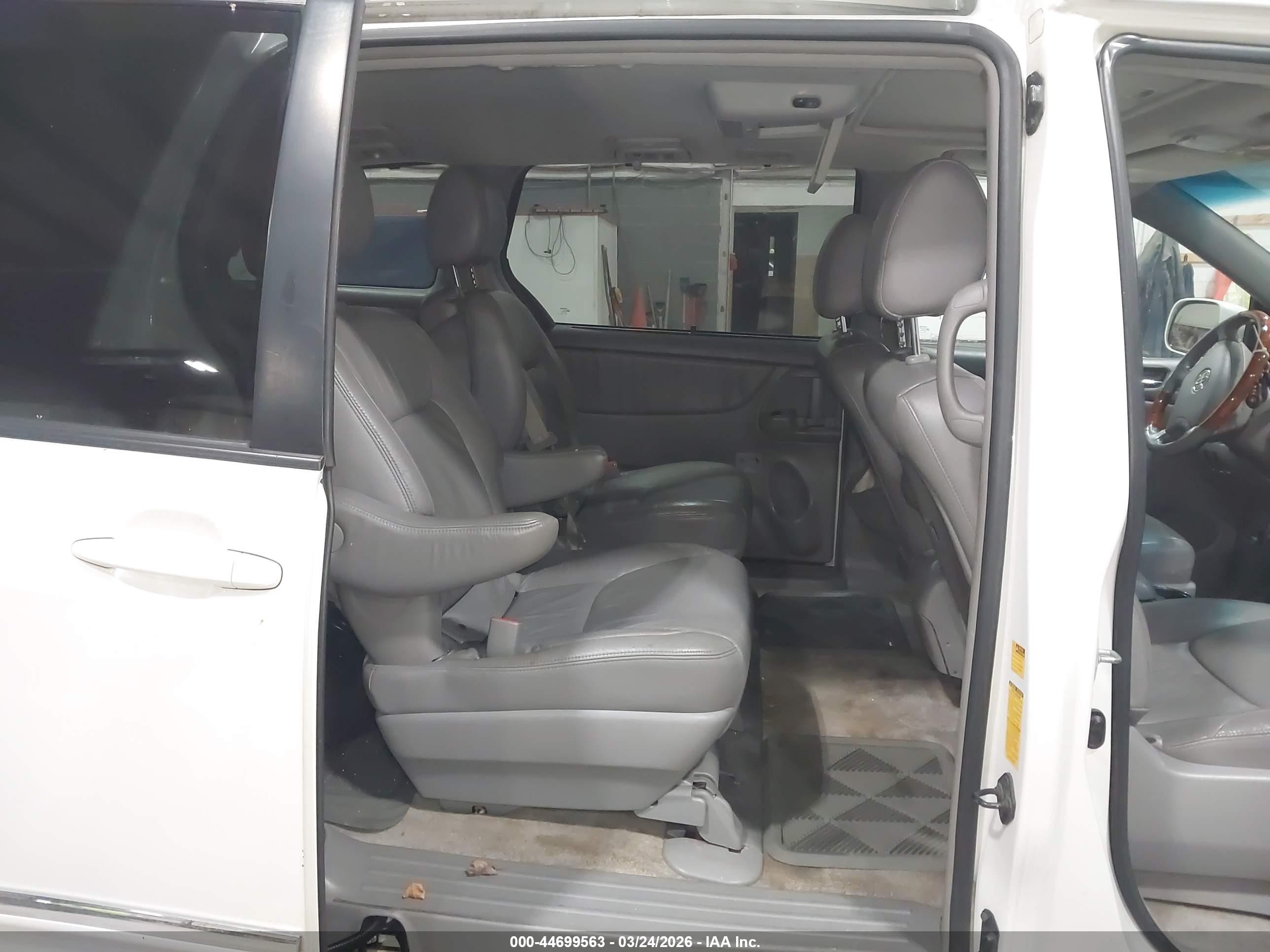 2010 Toyota Sienna Limited White vin: 5TDDK4CC7AS030460