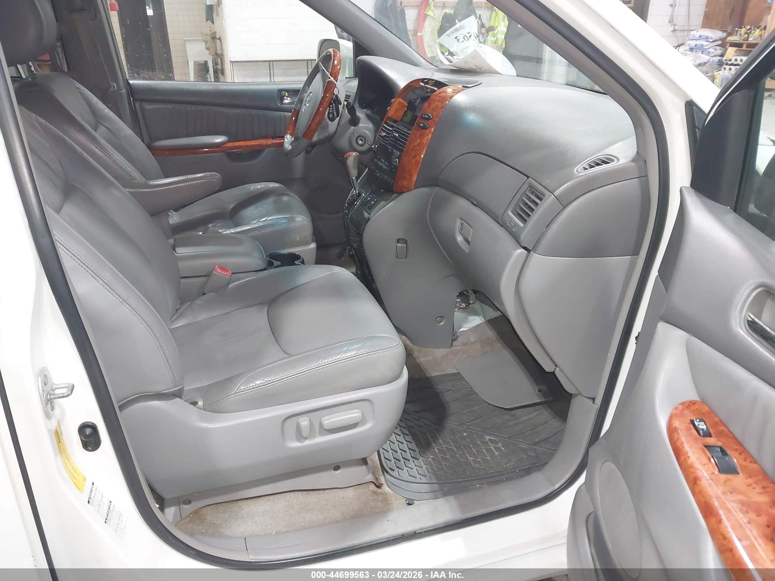 2010 Toyota Sienna Limited White vin: 5TDDK4CC7AS030460