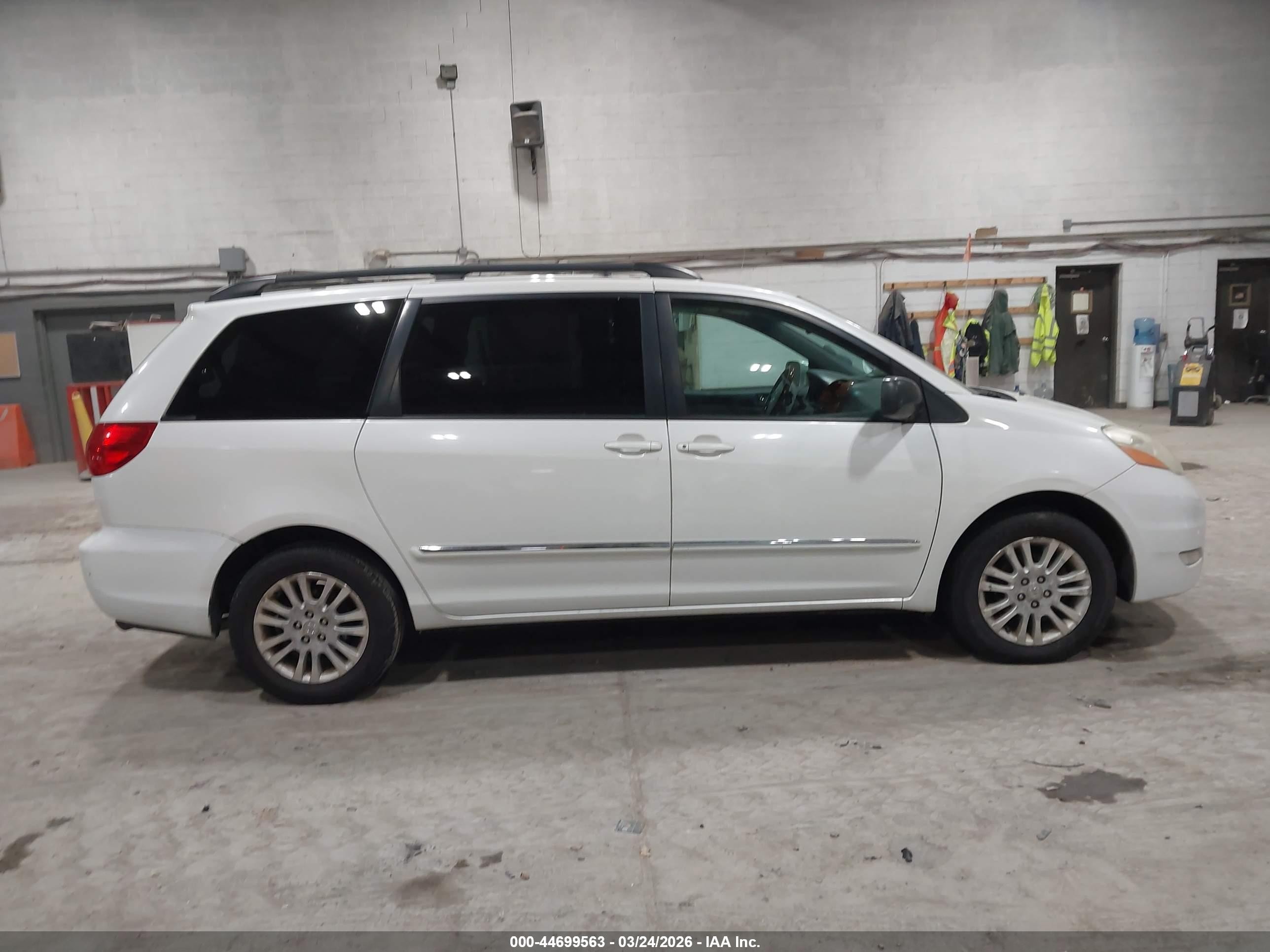 2010 Toyota Sienna Limited White vin: 5TDDK4CC7AS030460