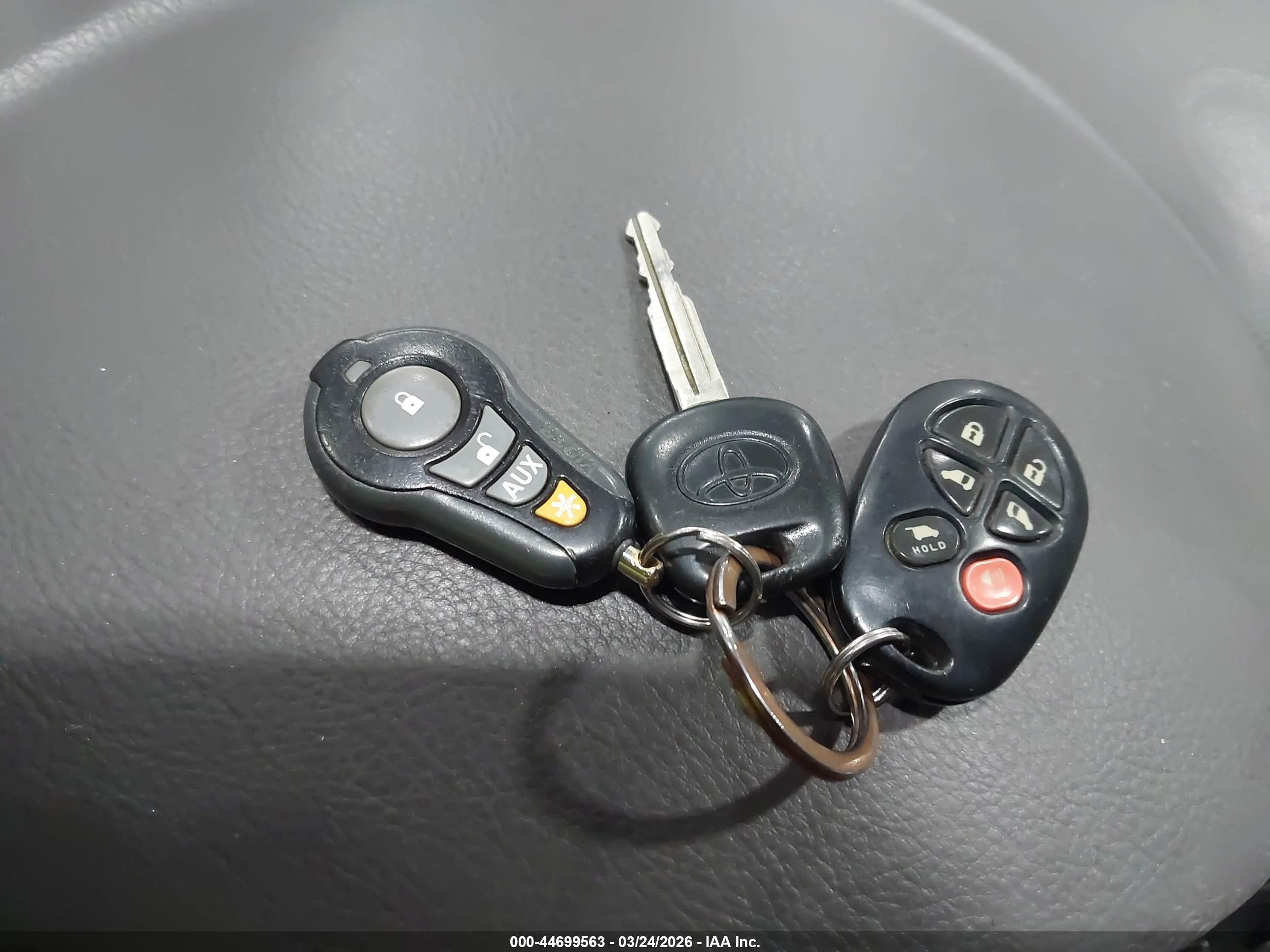 2010 Toyota Sienna Limited White vin: 5TDDK4CC7AS030460