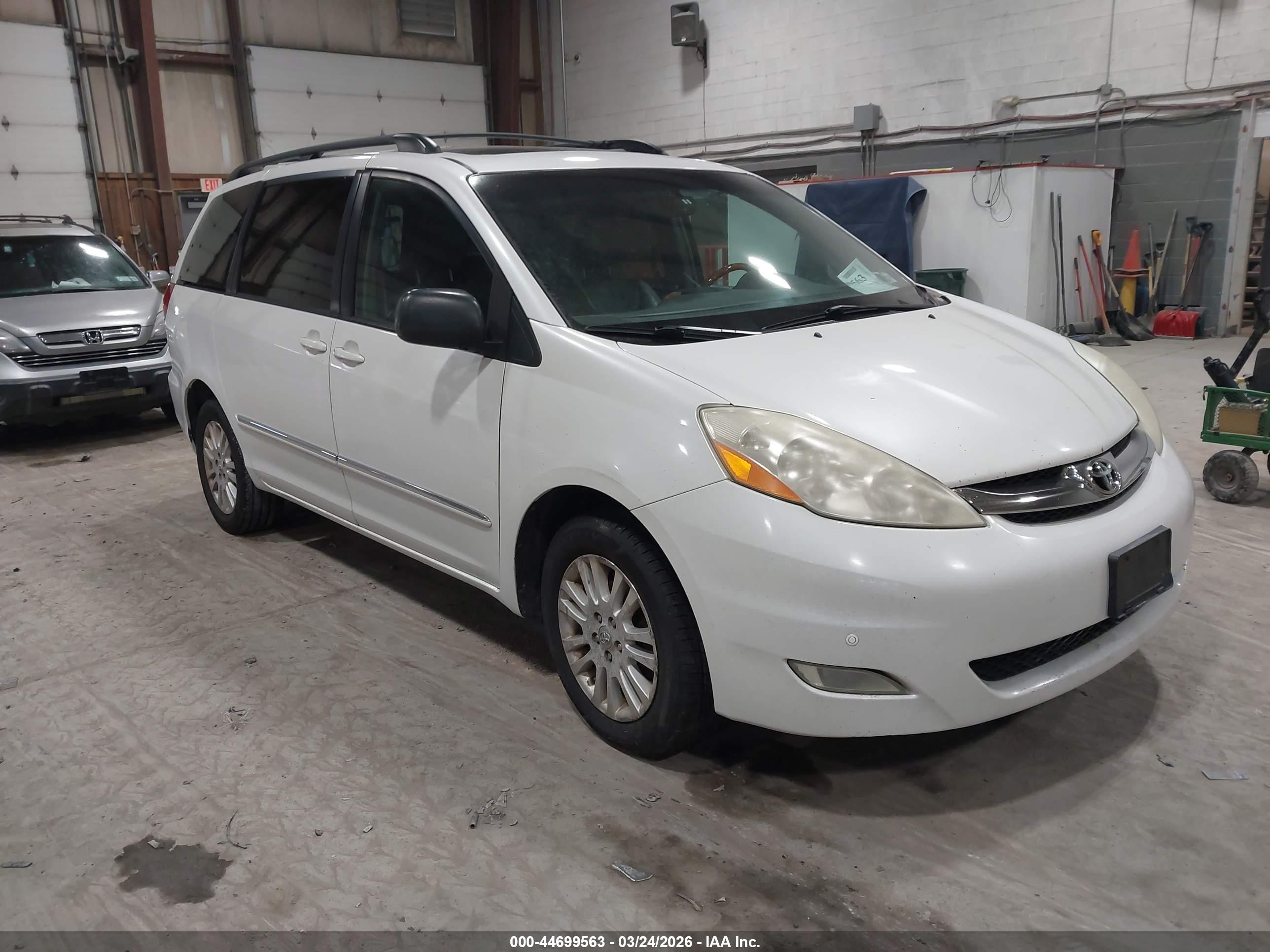 2010 Toyota Sienna Limited White vin: 5TDDK4CC7AS030460