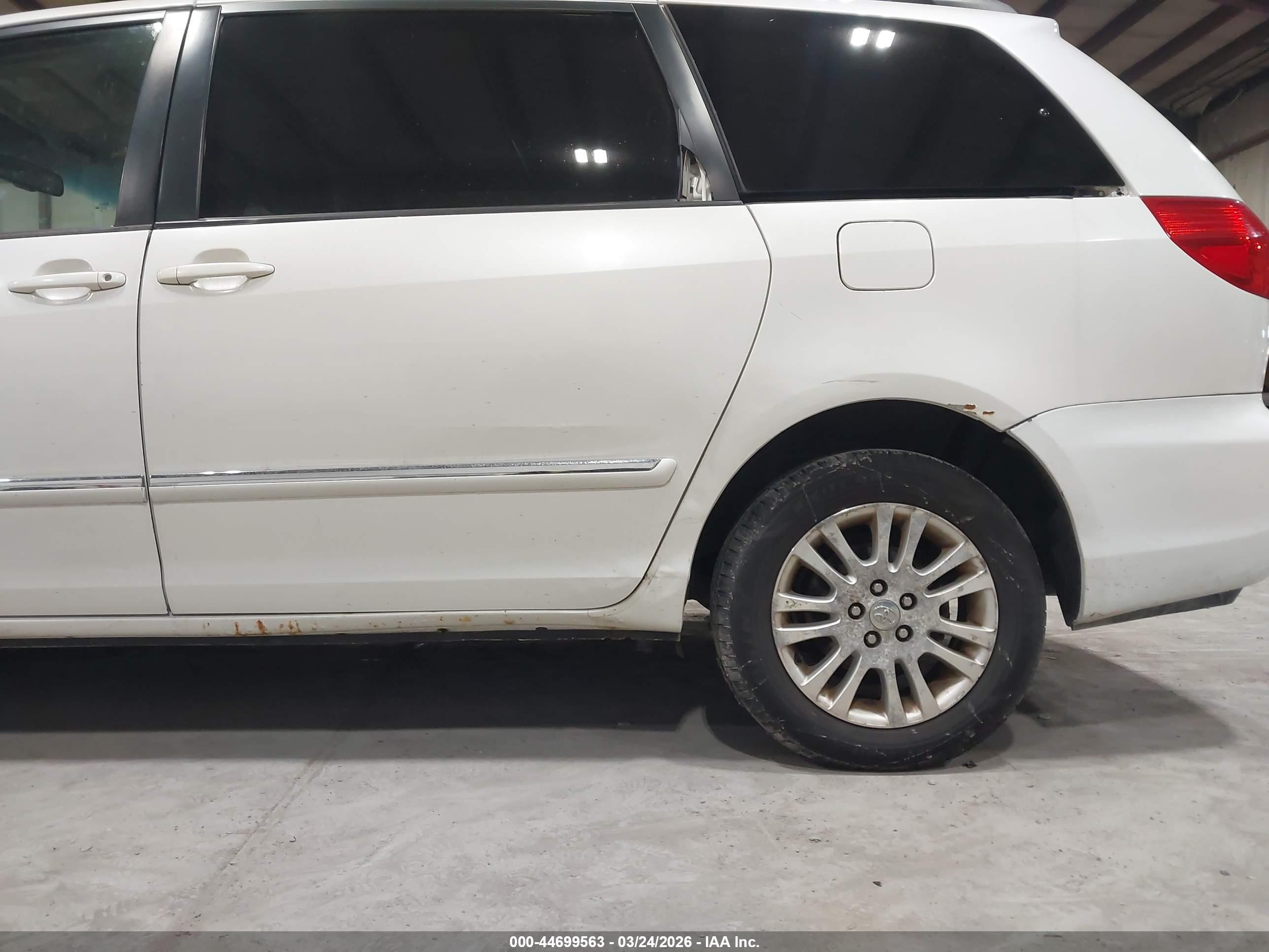 2010 Toyota Sienna Limited White vin: 5TDDK4CC7AS030460