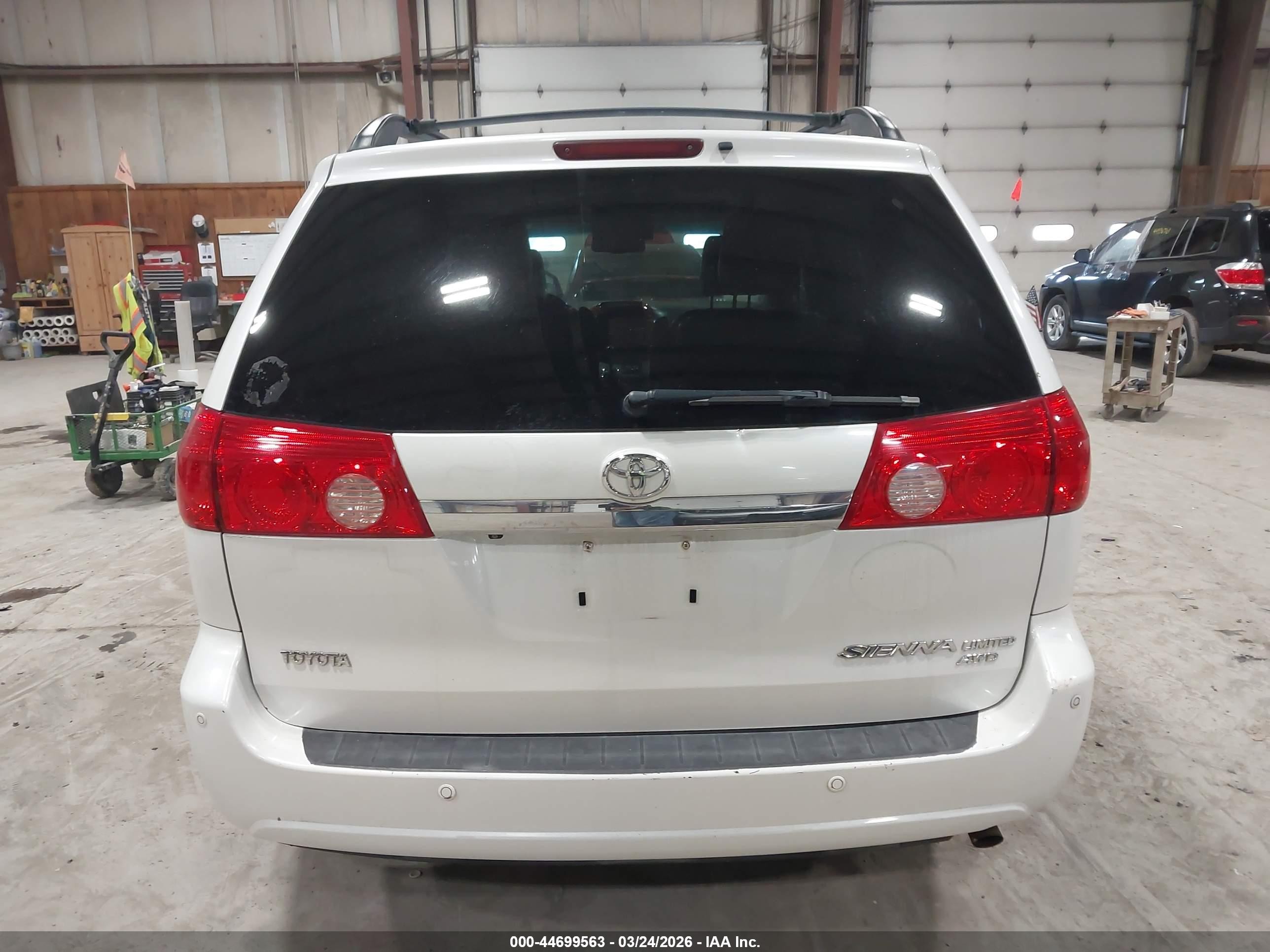 2010 Toyota Sienna Limited White vin: 5TDDK4CC7AS030460