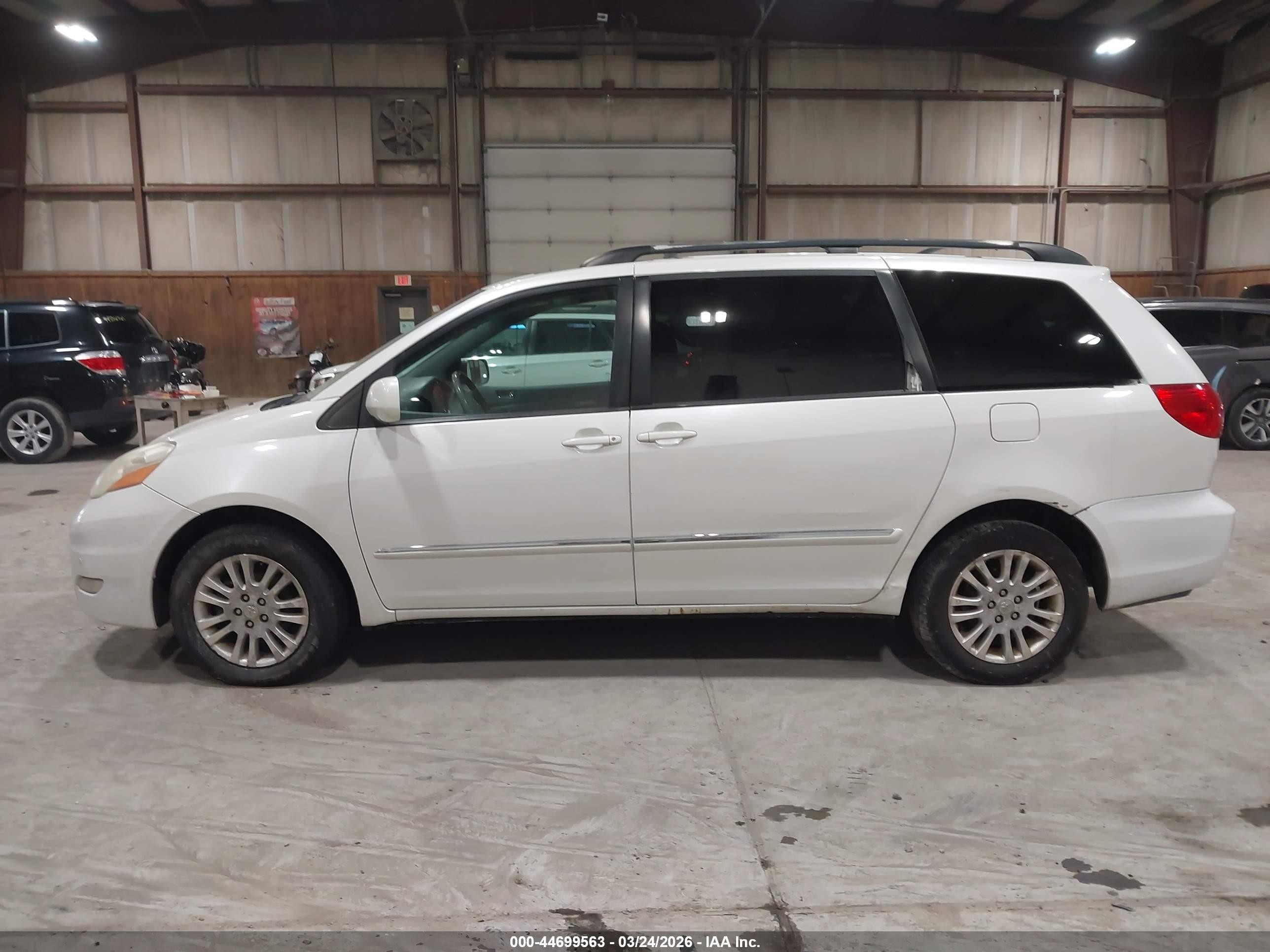 2010 Toyota Sienna Limited White vin: 5TDDK4CC7AS030460