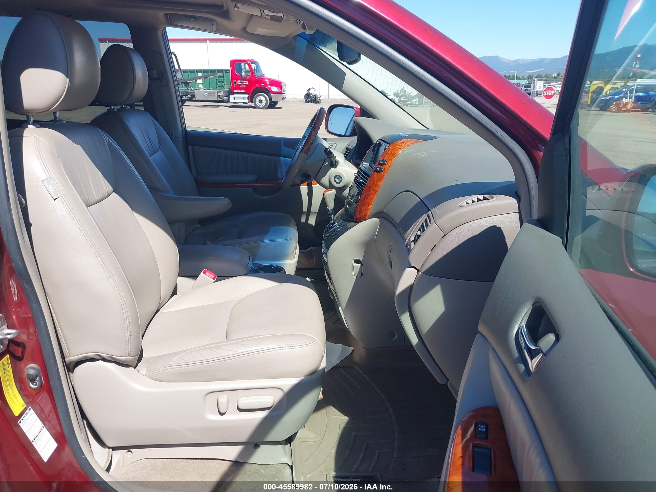 2010 Toyota Sienna Limited Red vin: 5TDDK4CCXAS030369