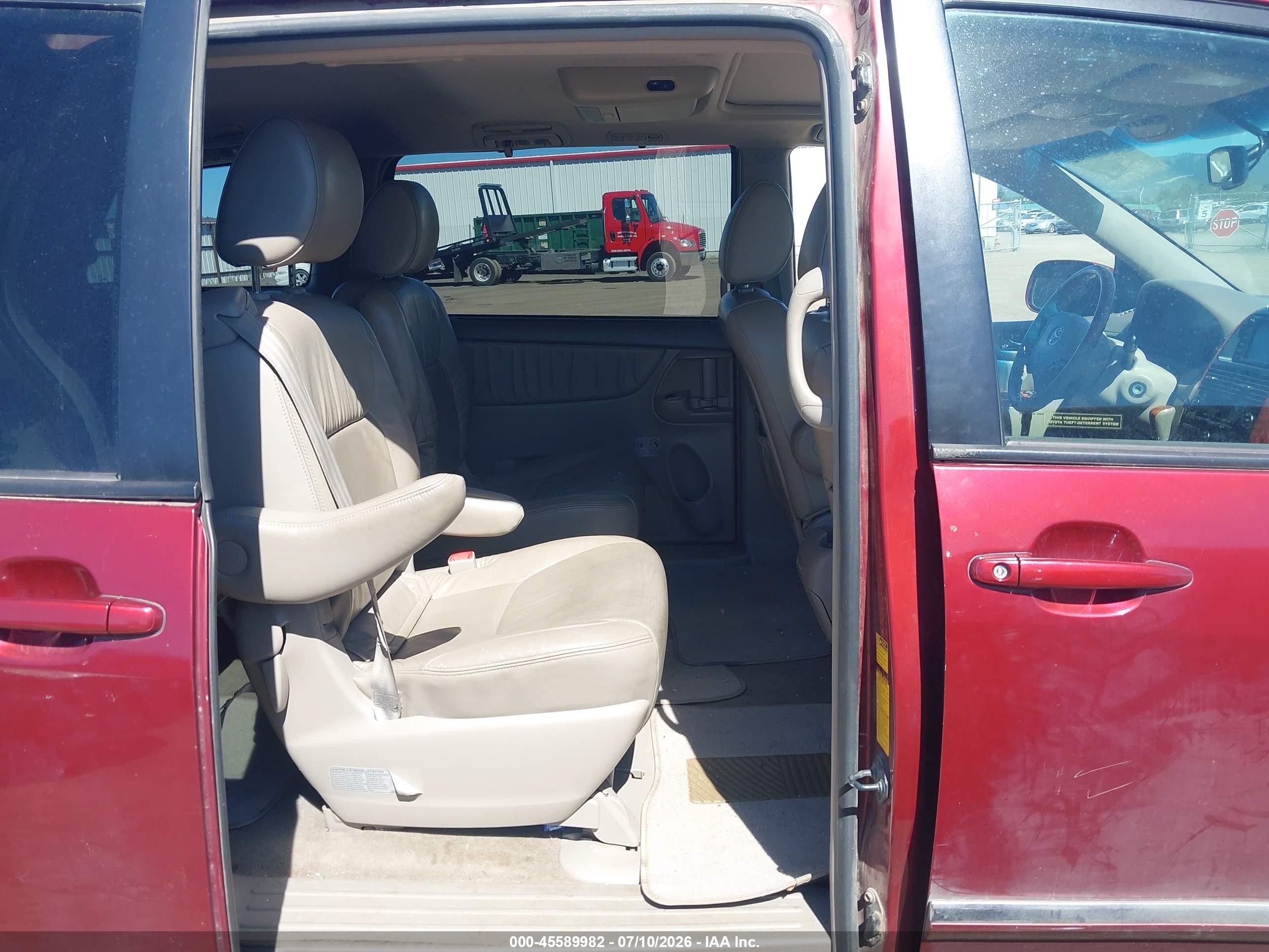 2010 Toyota Sienna Limited Red vin: 5TDDK4CCXAS030369