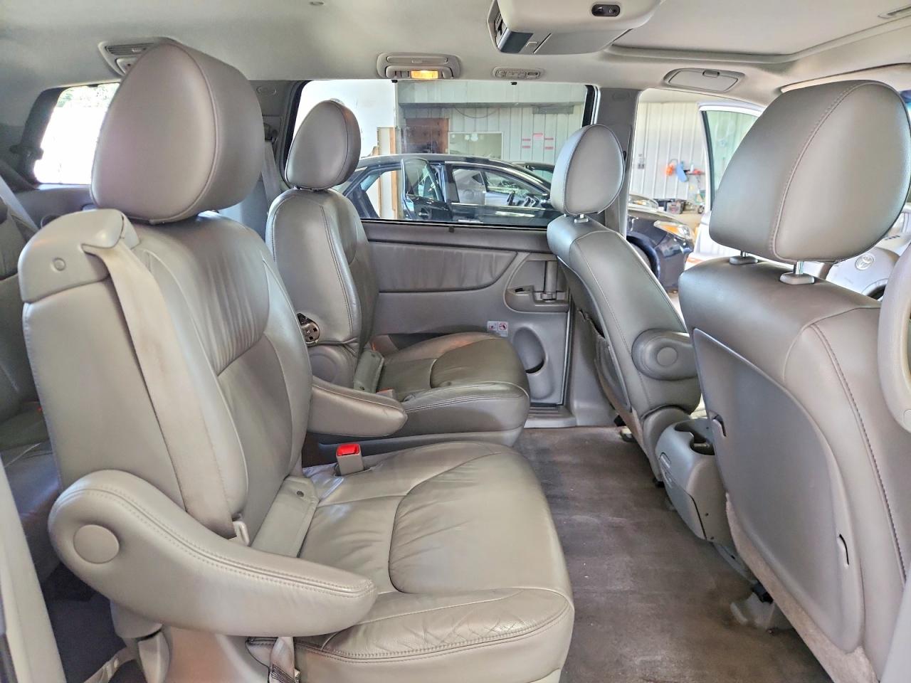 2010 Toyota Sienna Xle Silver vin: 5TDDK4CCXAS033790