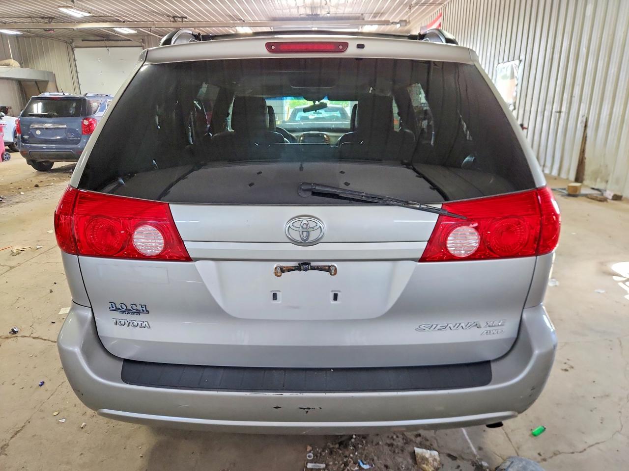 2010 Toyota Sienna Xle Silver vin: 5TDDK4CCXAS033790