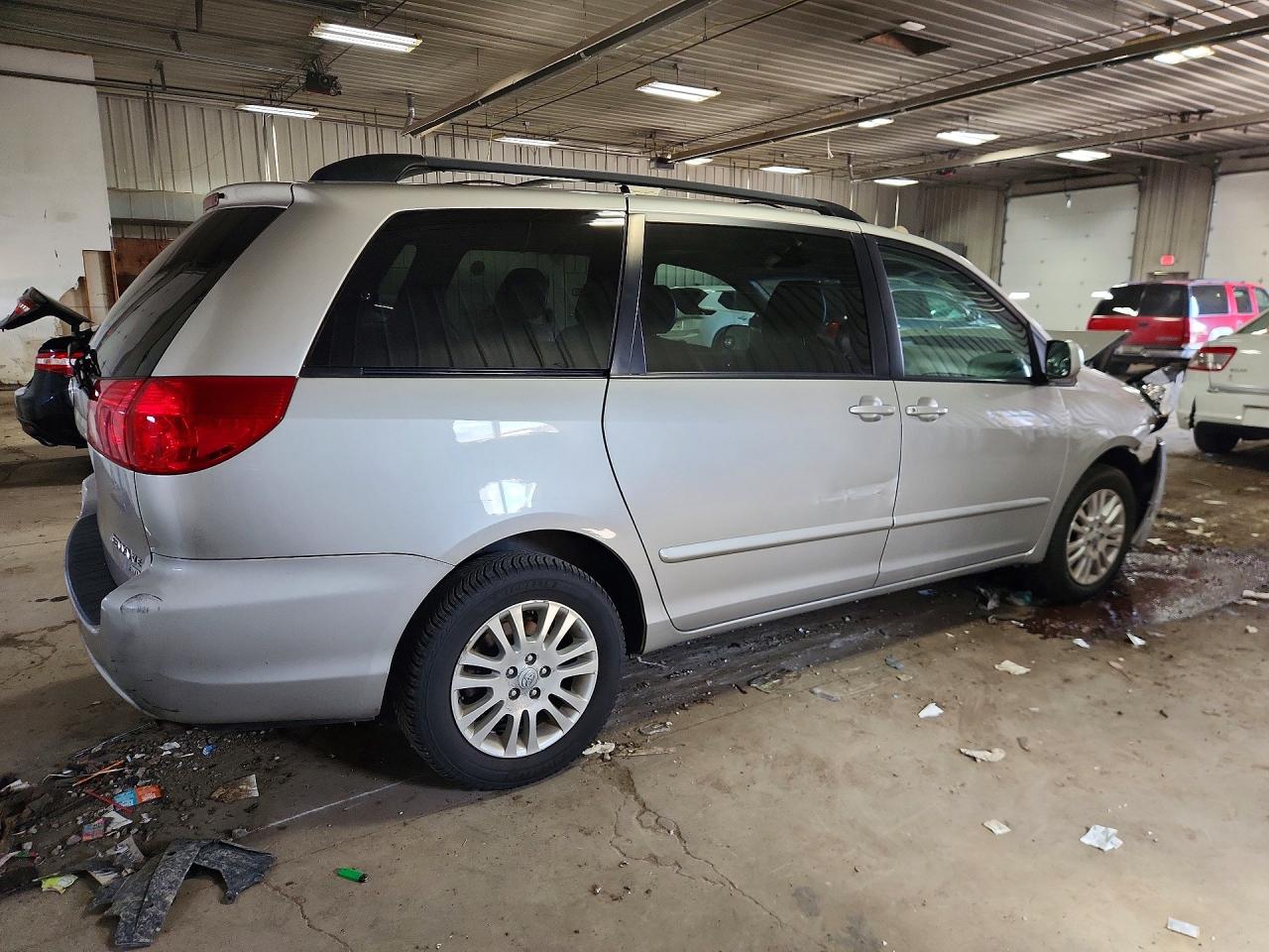 2010 Toyota Sienna Xle Silver vin: 5TDDK4CCXAS033790
