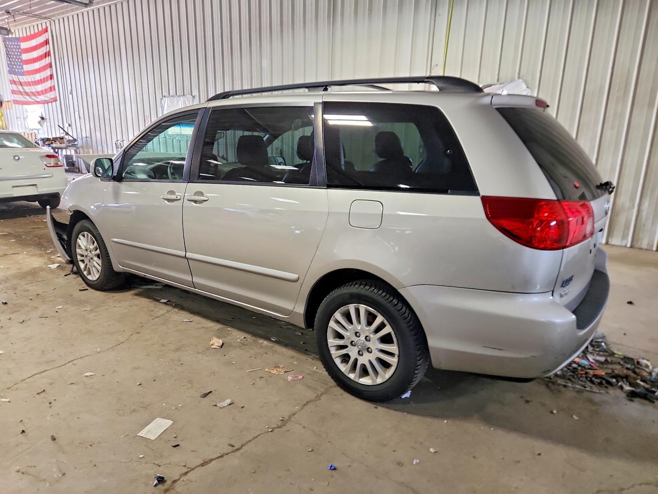 2010 Toyota Sienna Xle Silver vin: 5TDDK4CCXAS033790