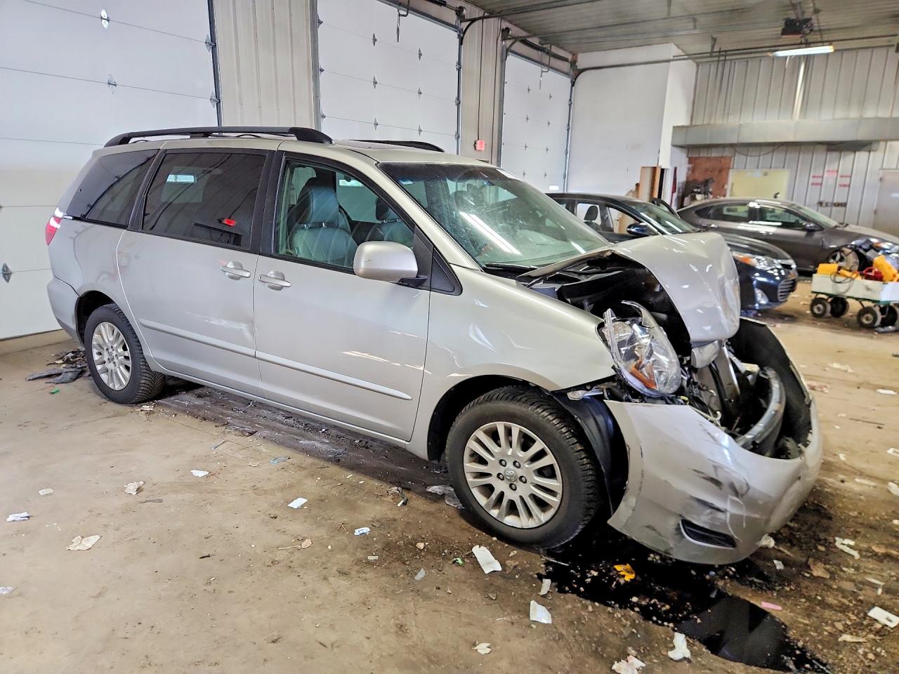 2010 Toyota Sienna Xle Silver vin: 5TDDK4CCXAS033790