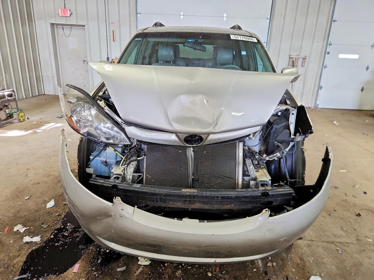 2010 Toyota Sienna Xle Silver vin: 5TDDK4CCXAS033790